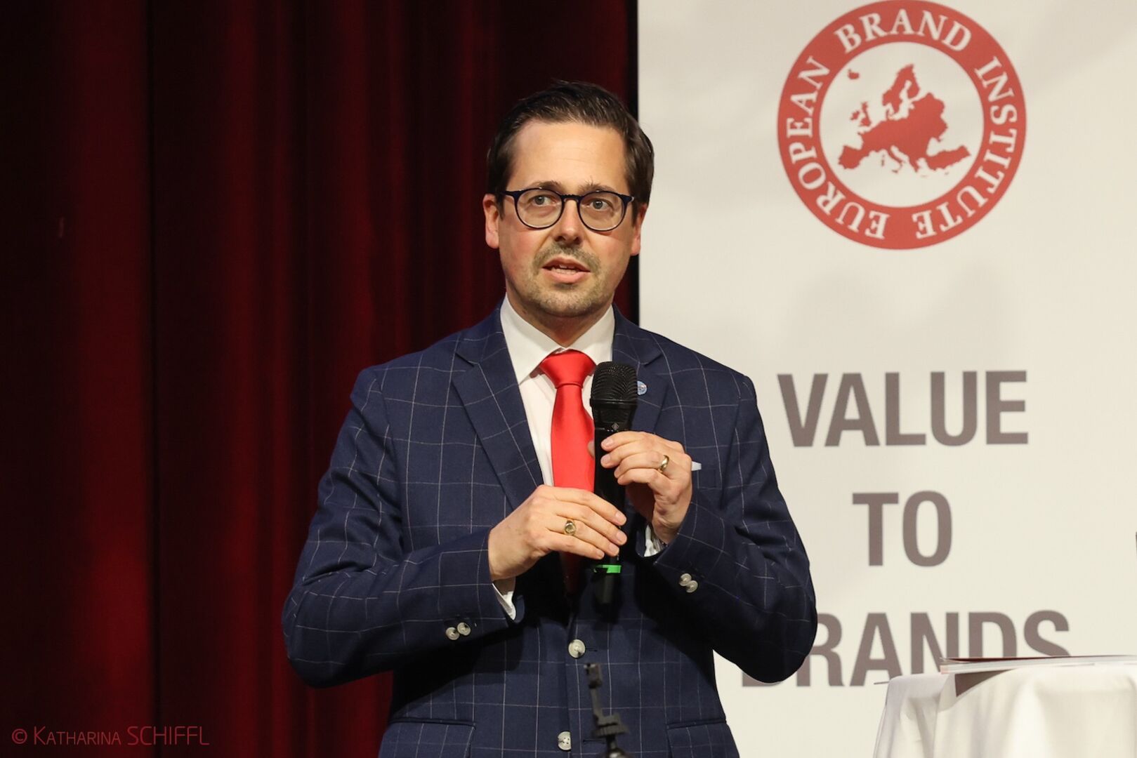 Porträt auf der Bühne mit Mikro in der Hand