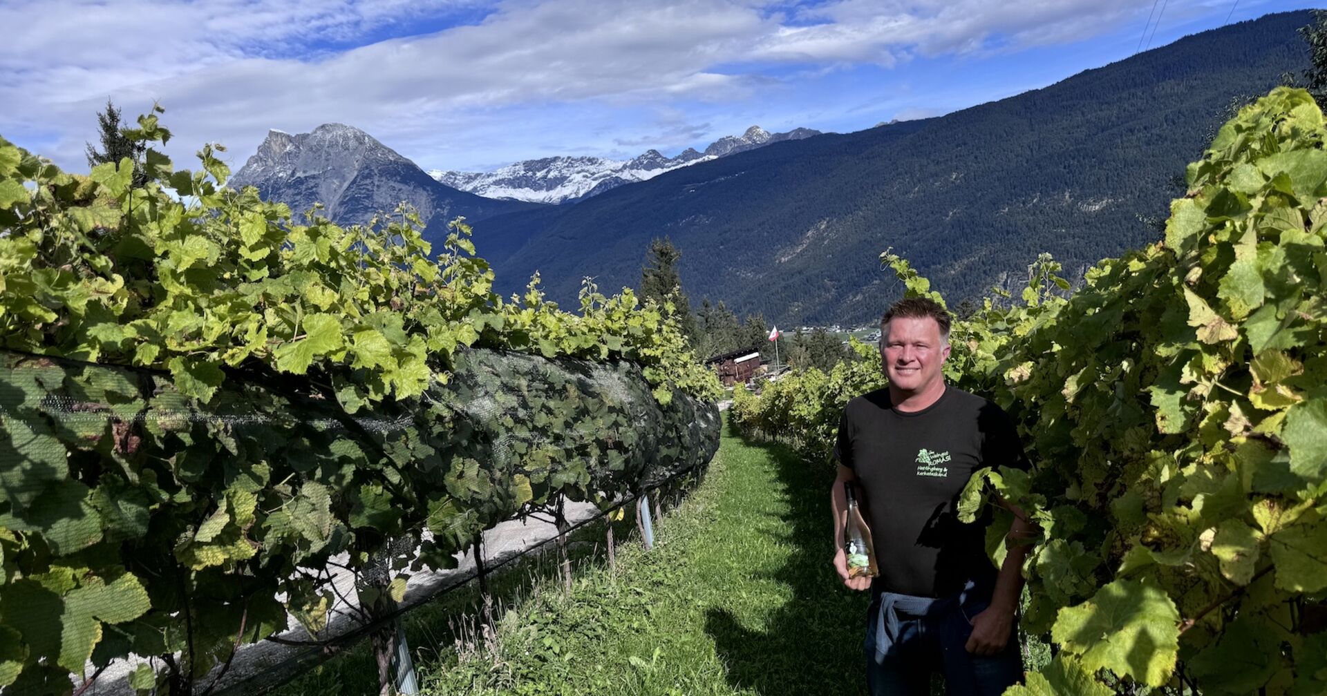 Winzer Robert Zangerl in seinem Weinberg