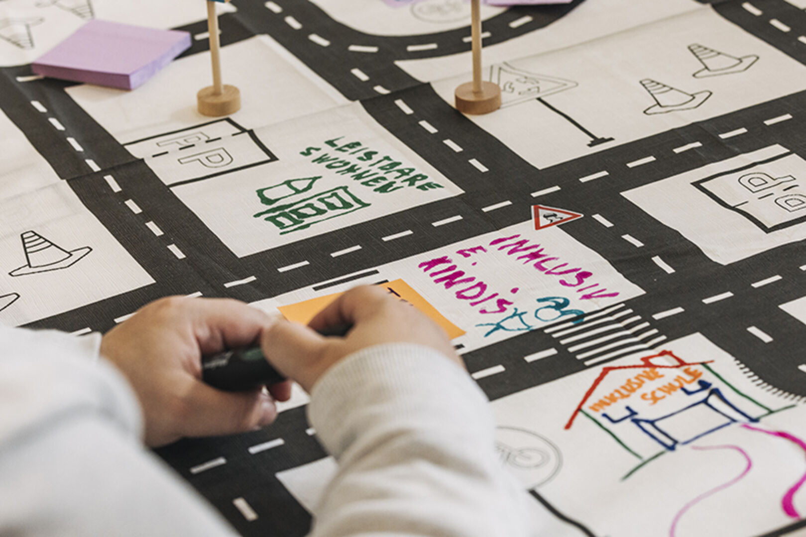 An „Austausch-Tischen“ und online wurden Themen wie „Inkulsionswege und -sackgassen“ angeregt diskutiert und die Ergebnisse im Plenum vorgestellt.