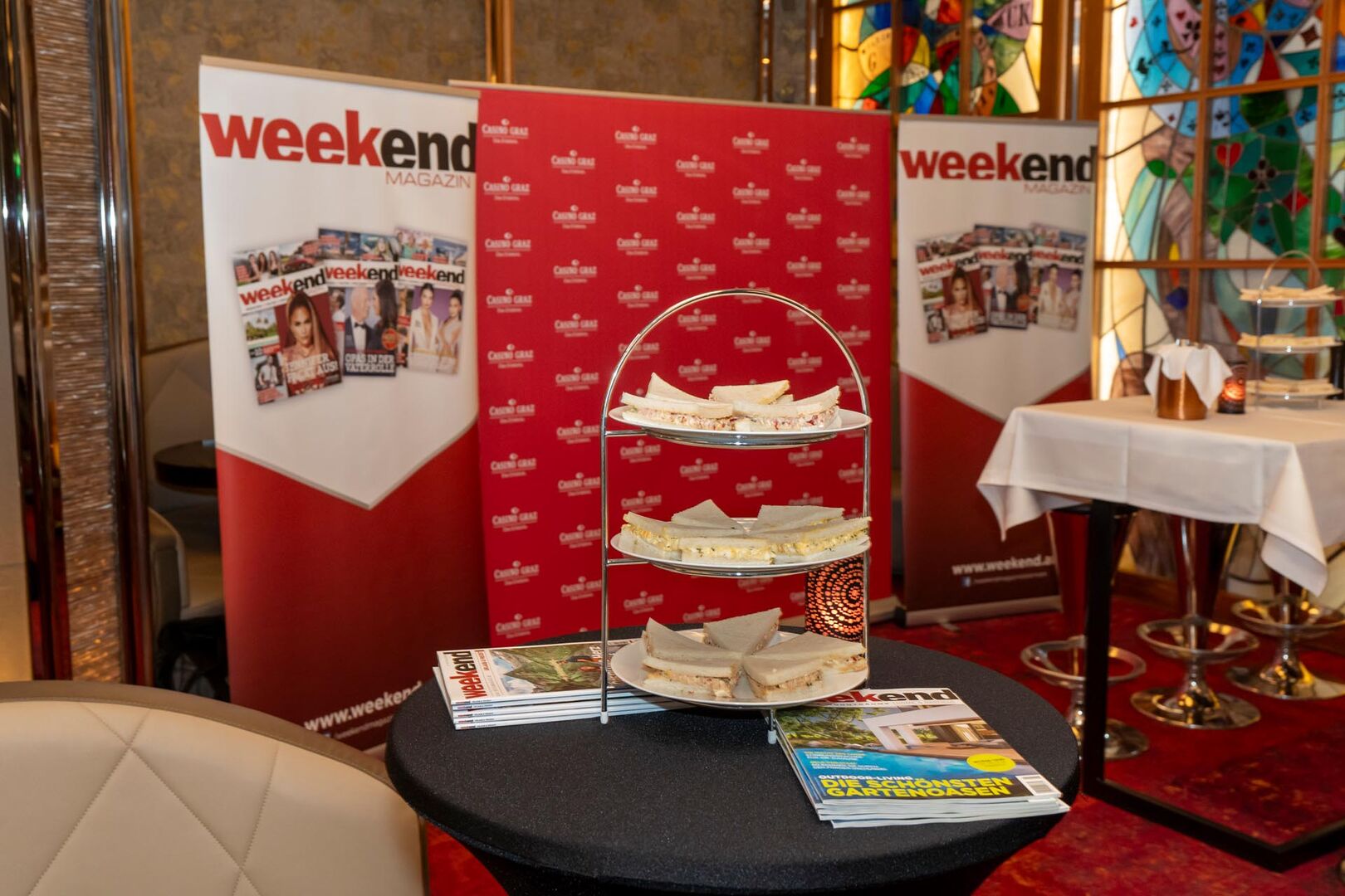 Essen auf einem Tablett im Casino