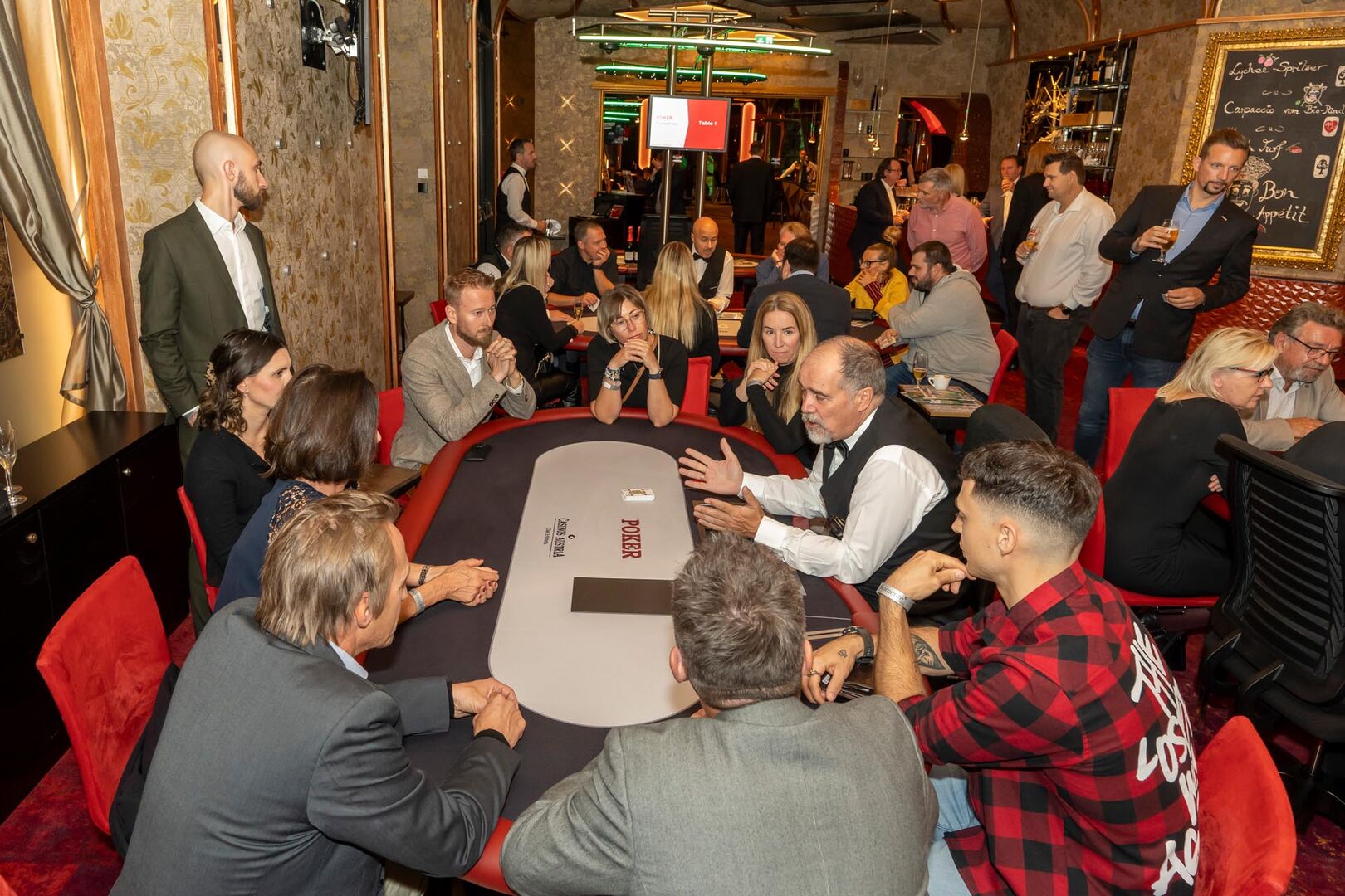 Menschen im Casino an Pokertischen
