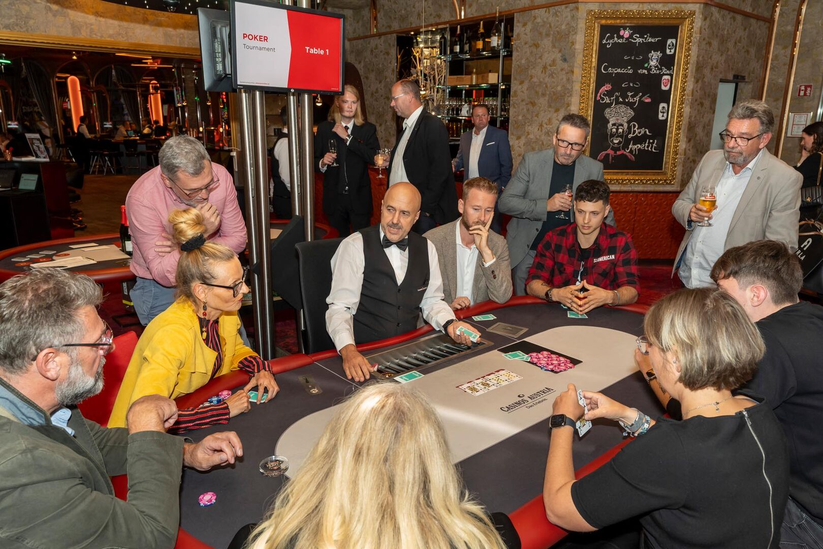Menschen an Pokertischen im Casino