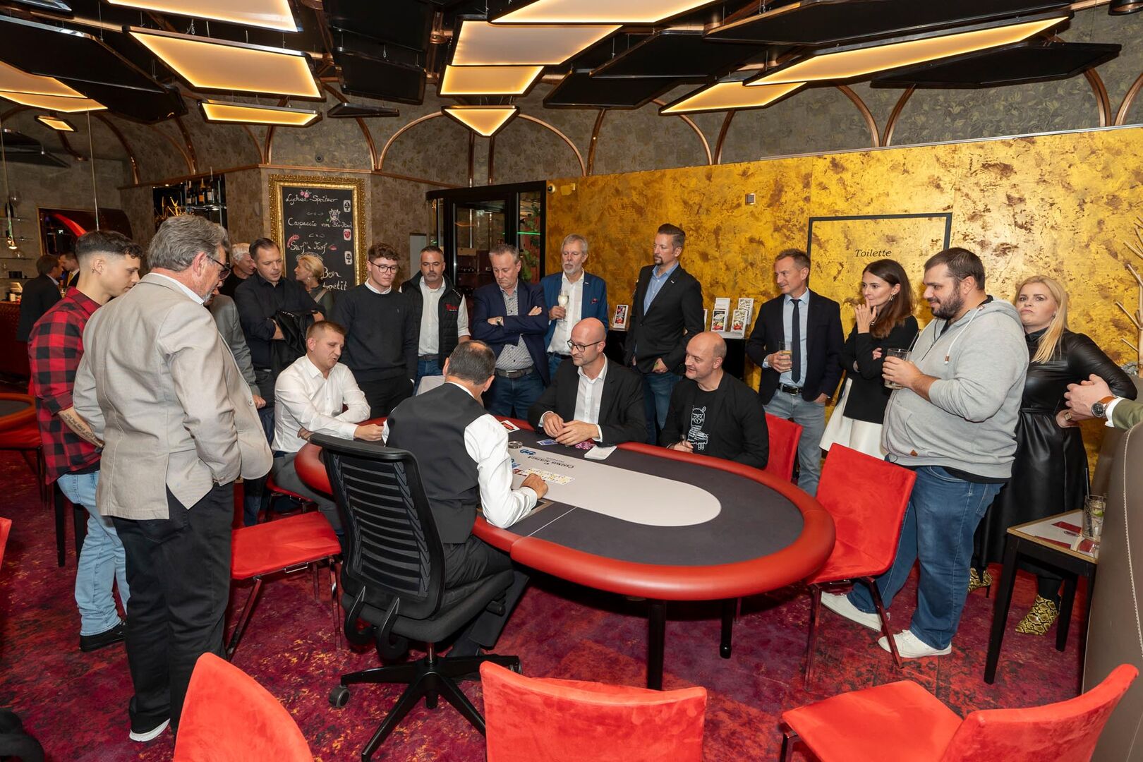 Menschen an Pokertischen im Casino