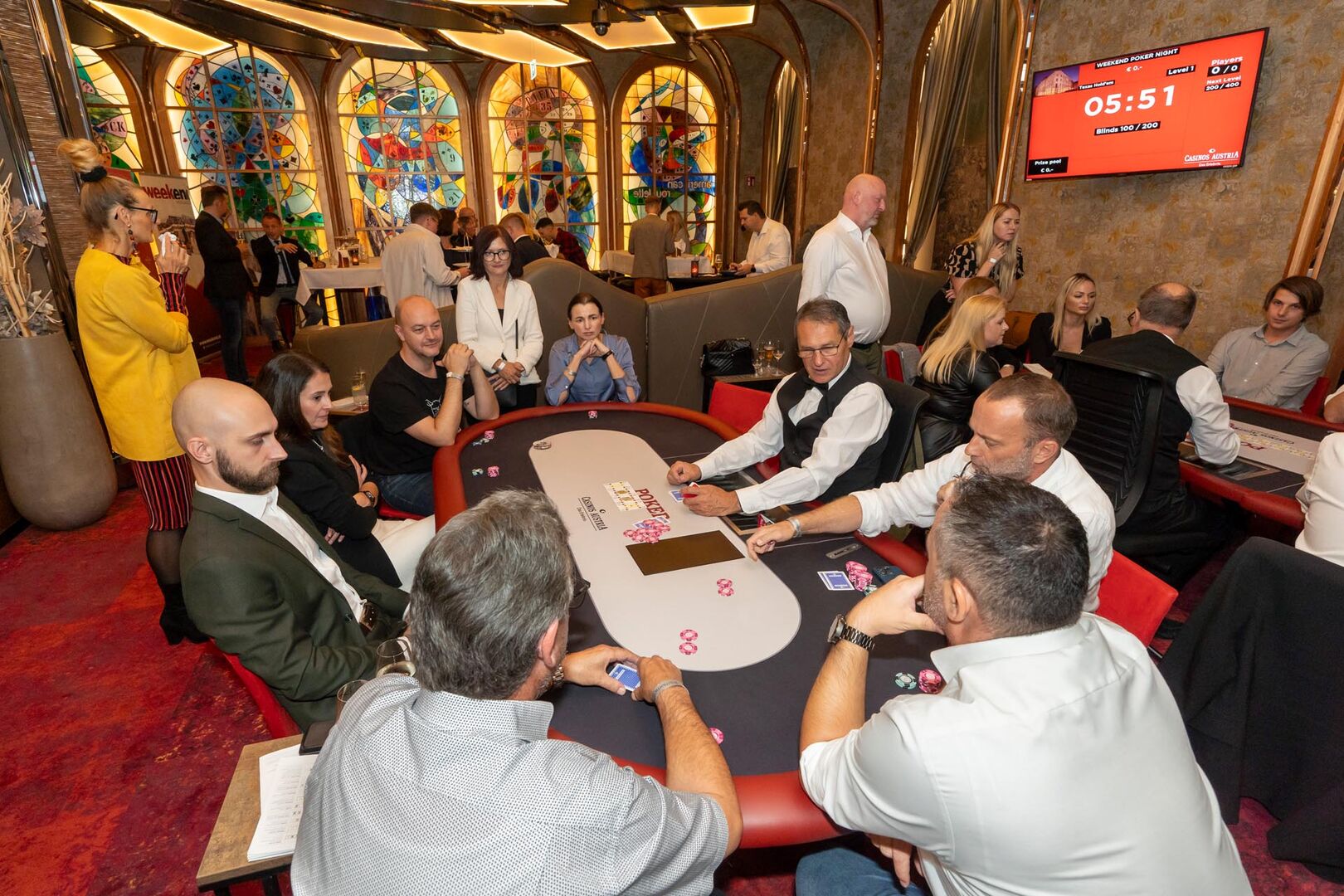 Menschen an Pokertischen im Casino