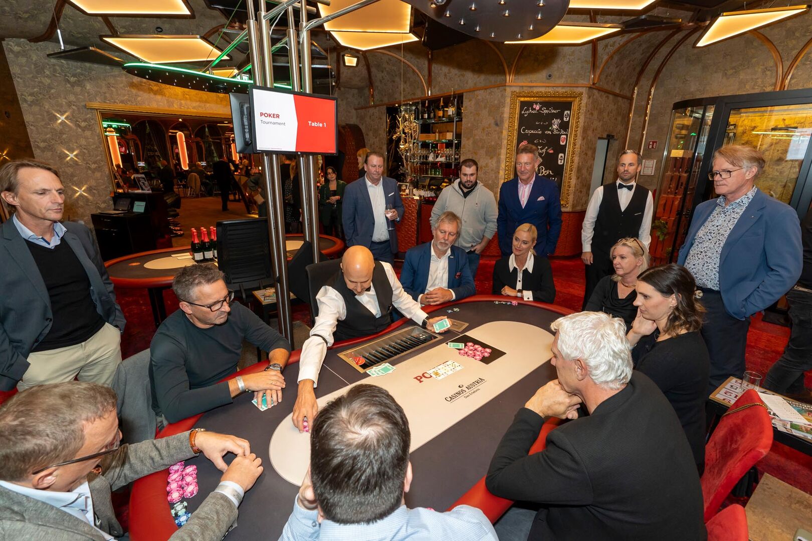 Menschen an Pokertischen im Casino