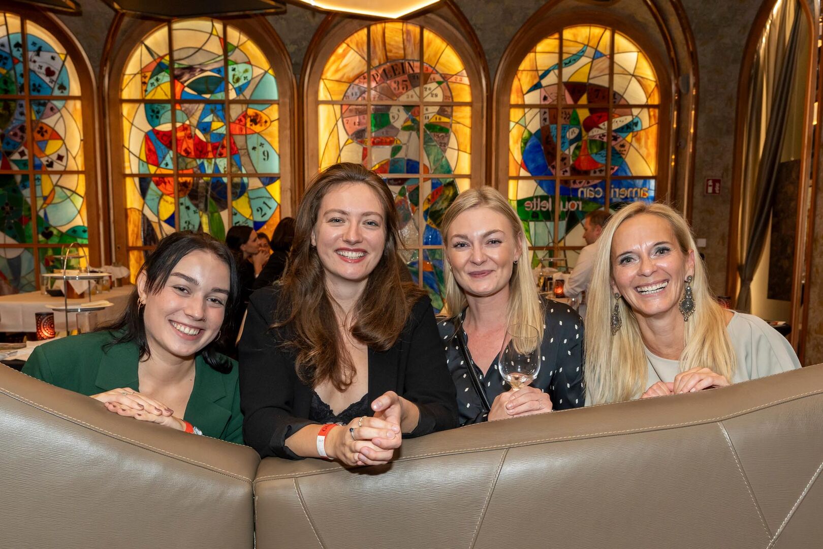 Vier Frauen lächeln in die Kamera