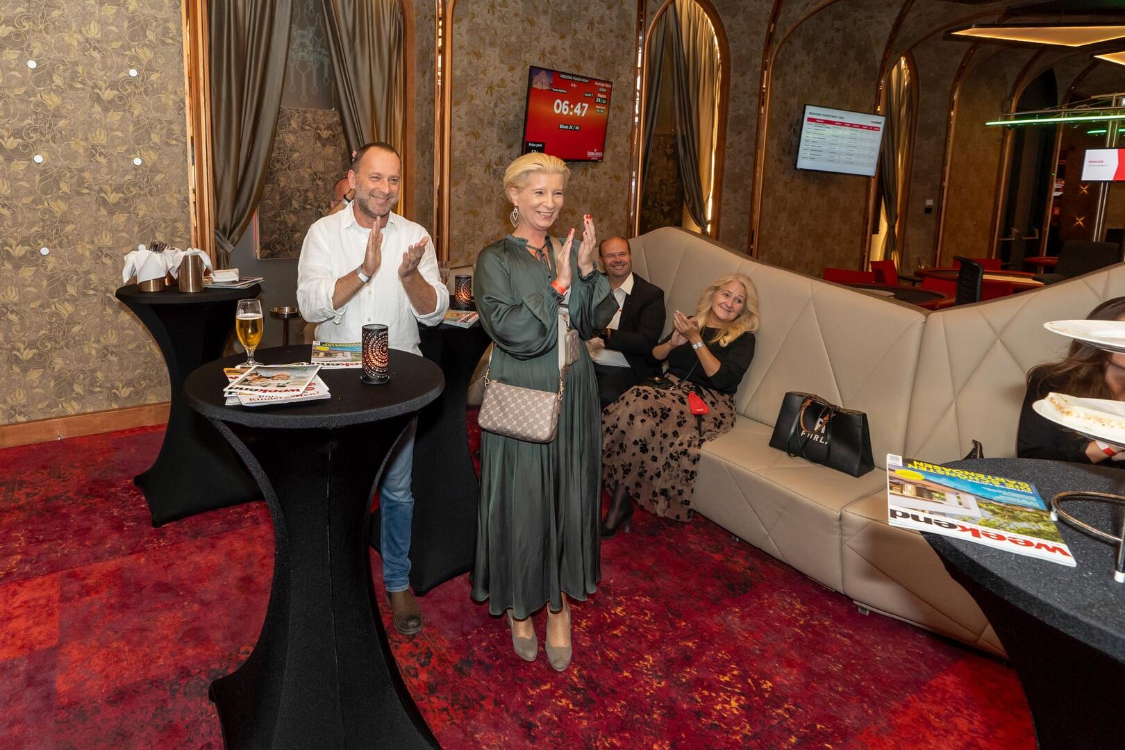 Zwei Menschen klatschen und lächeln