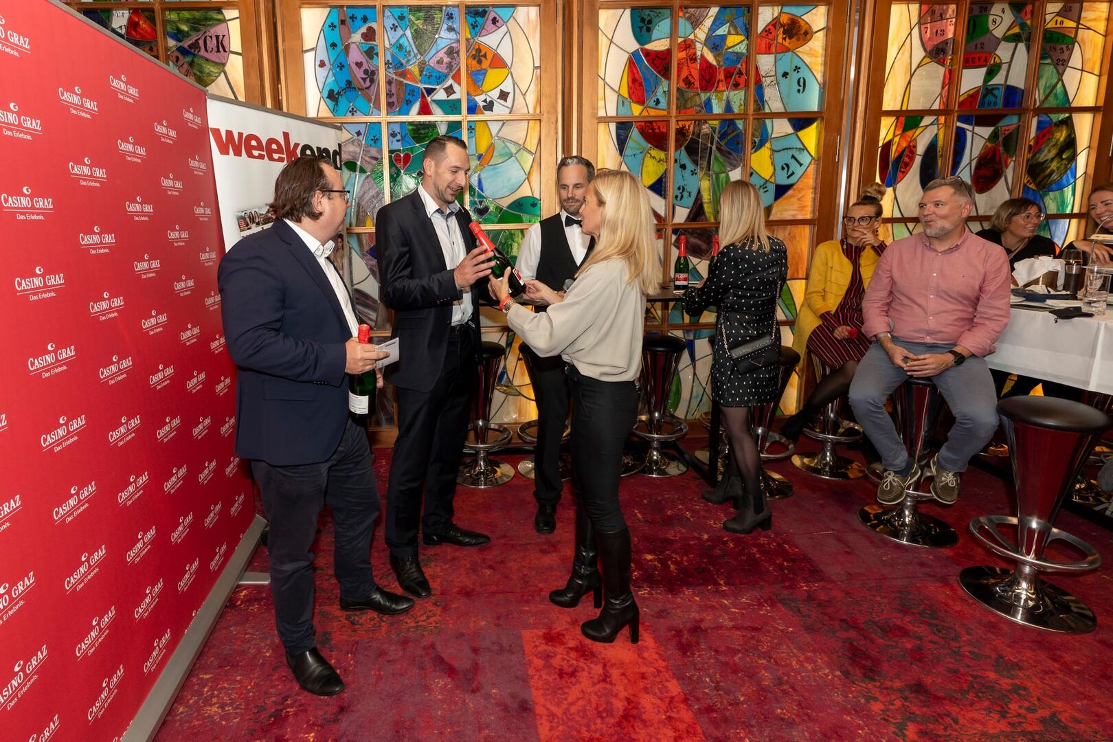 Eine Frau gratuliert einem Siegerteam