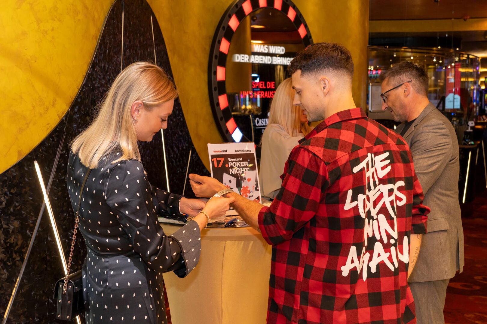 Eine Frau gibt einem Mann ein Band auf den Arm