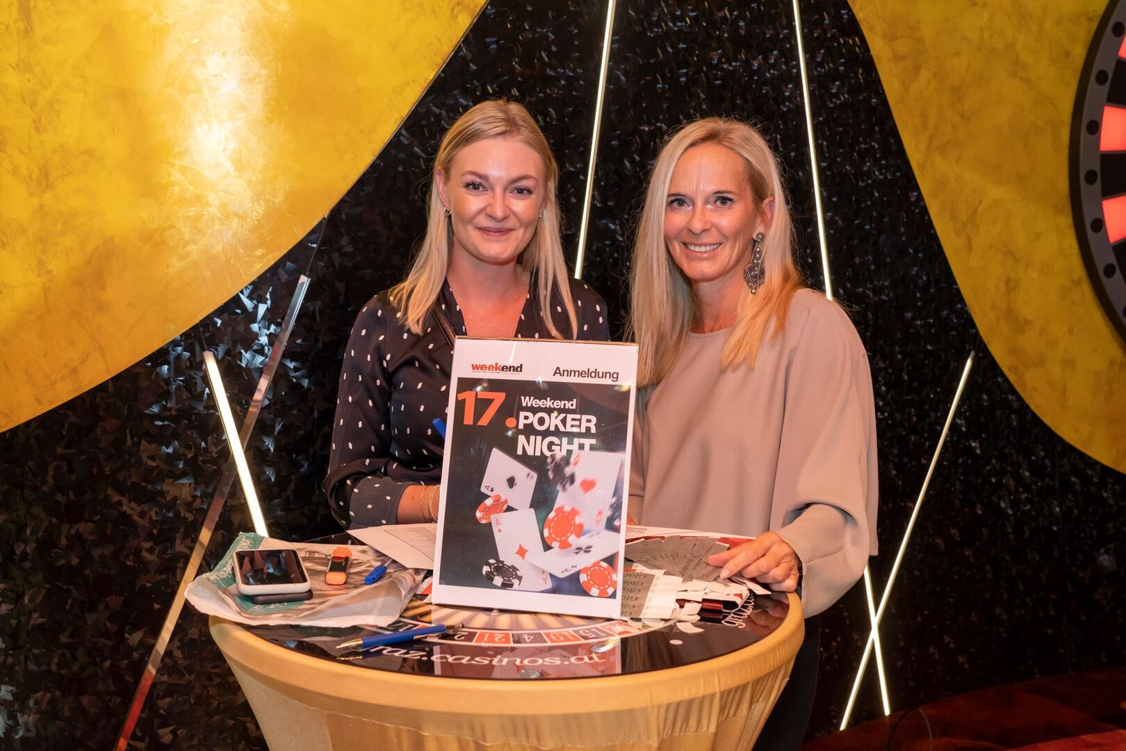 Zwei Frauen lächeln in die Kamera