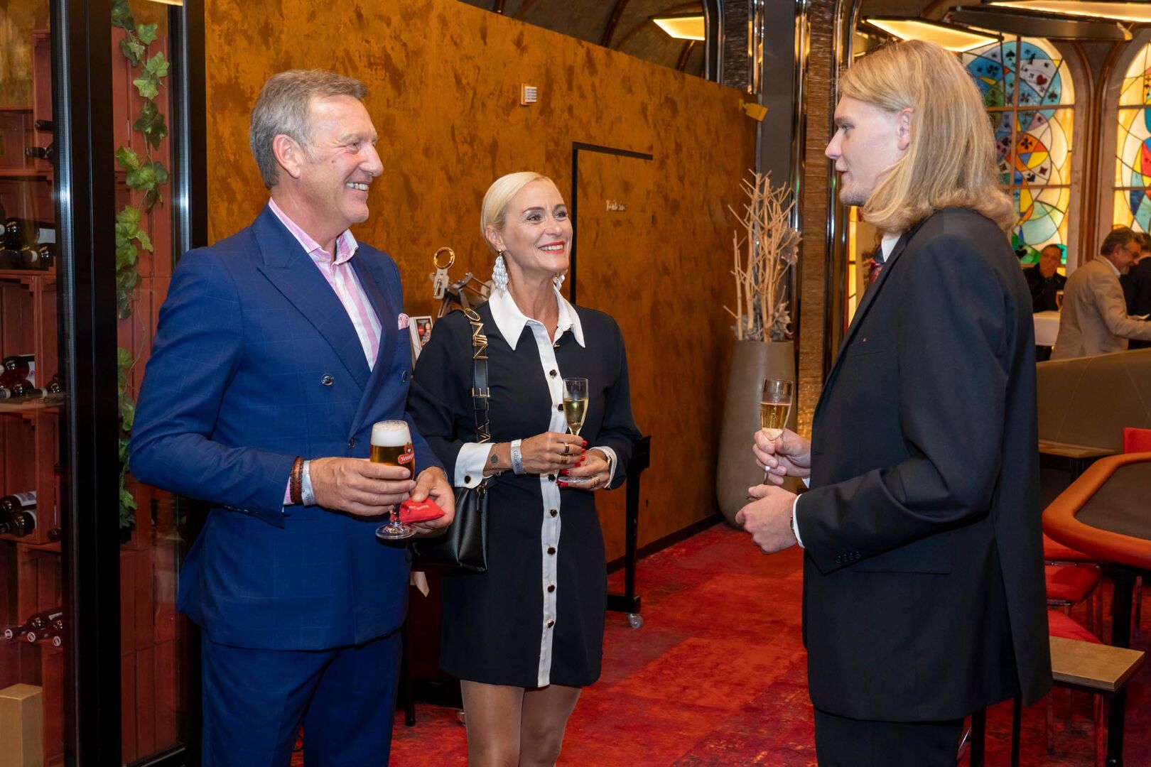 Drei Personen reden miteinander