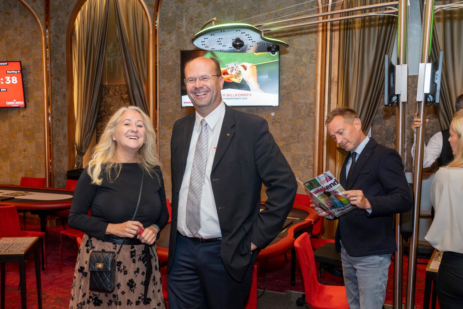 Eine Frau und ein Mann lachen in die Kamera