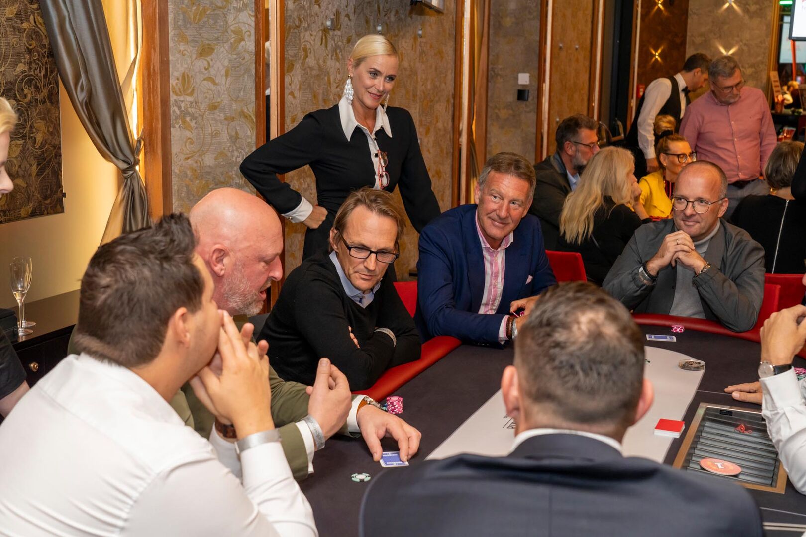 Menschen im Casino beim Pokern