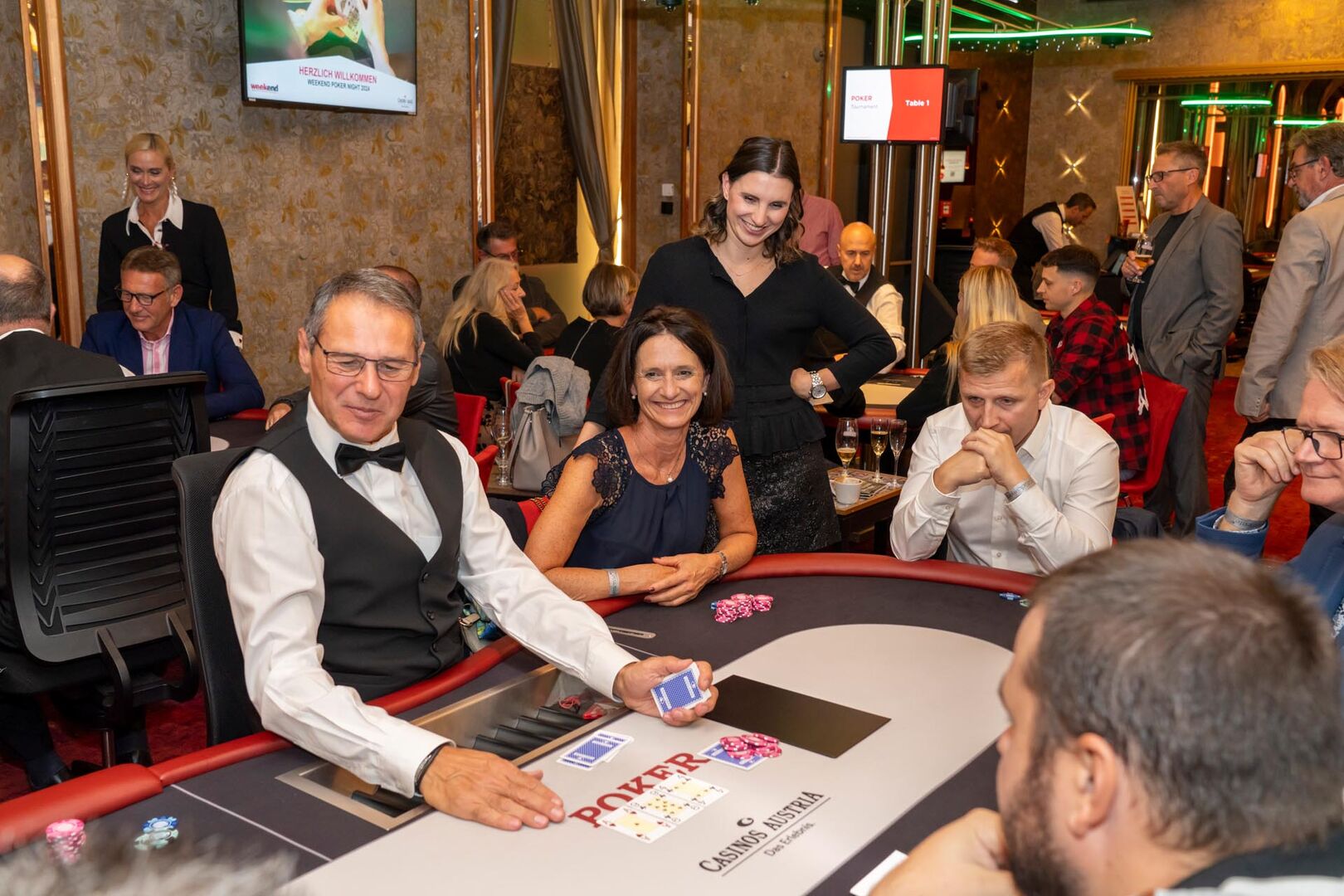 Menschen beim Pokern im Casino