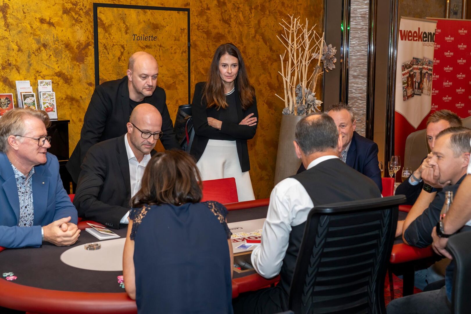 Menschen beim Pokern im Casino