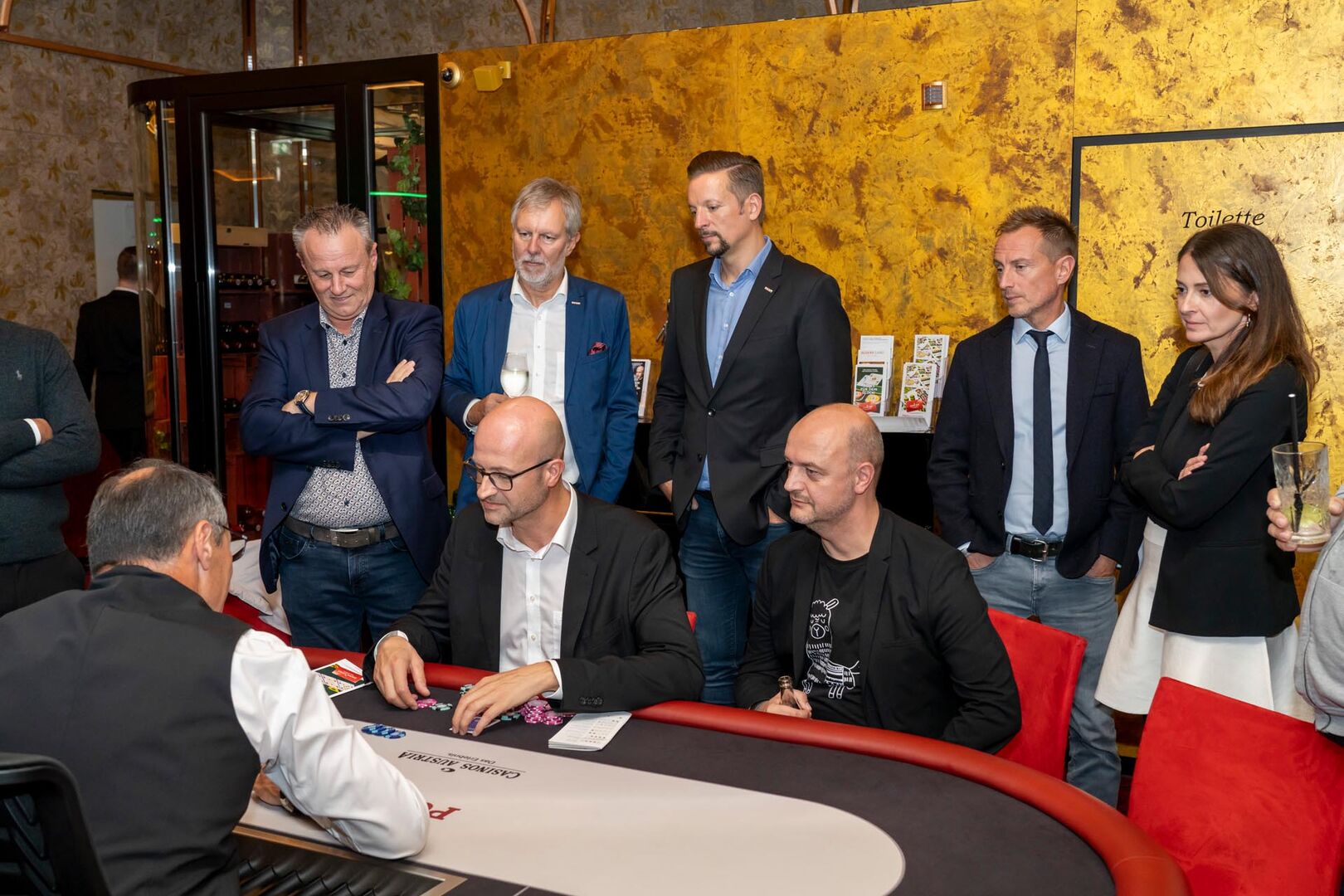 Menschen am Pokertisch im Casino