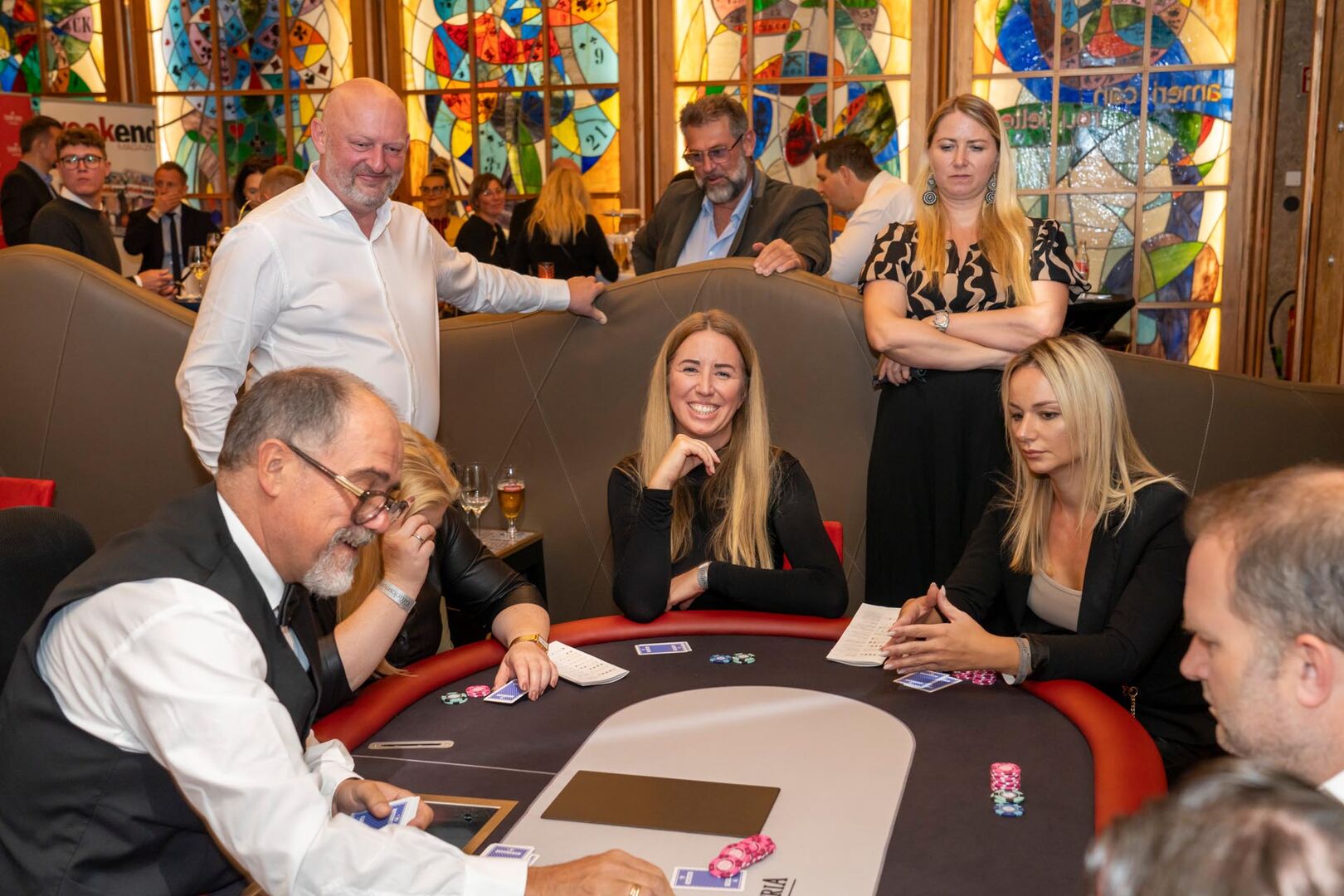 Menschen am Pokertisch