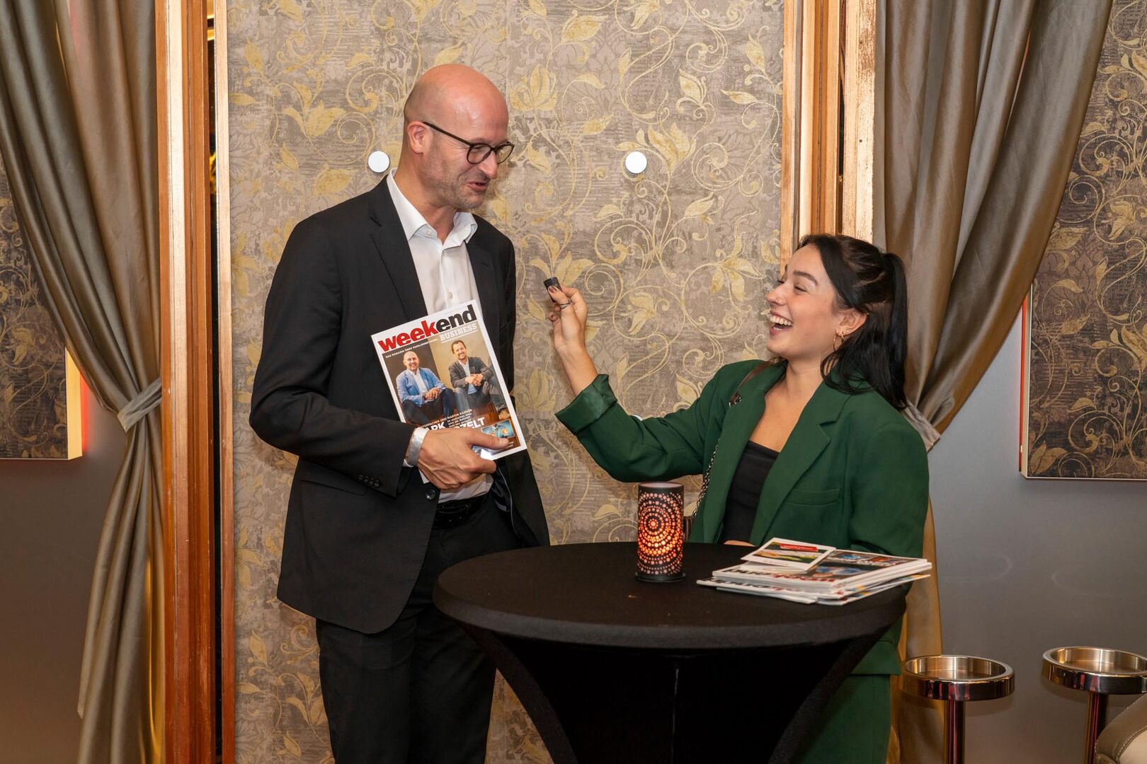 Eine Frau interviewt einen Mann