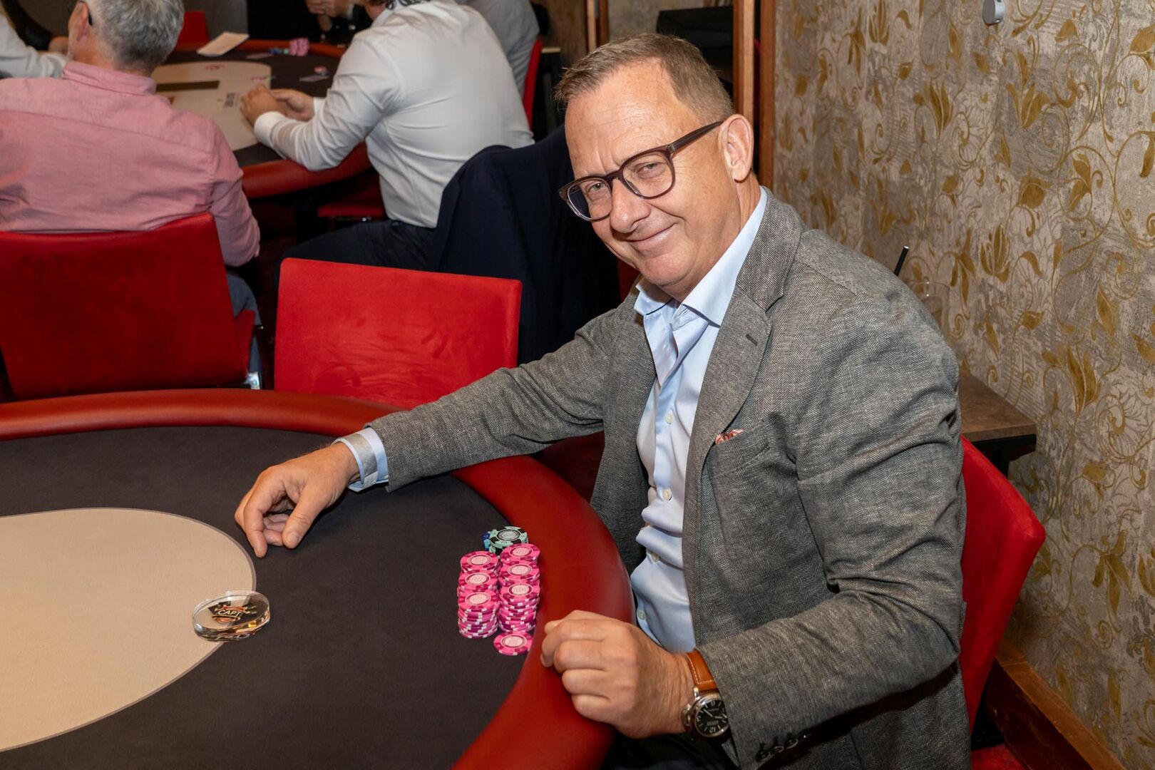 Mann freut sich über seinen Gewinn beim Pokern