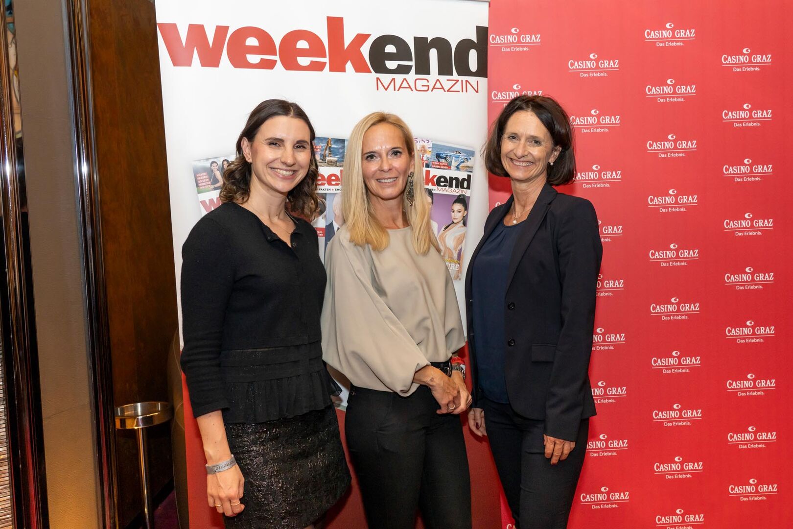 Drei Frauen stehen nebeneinander