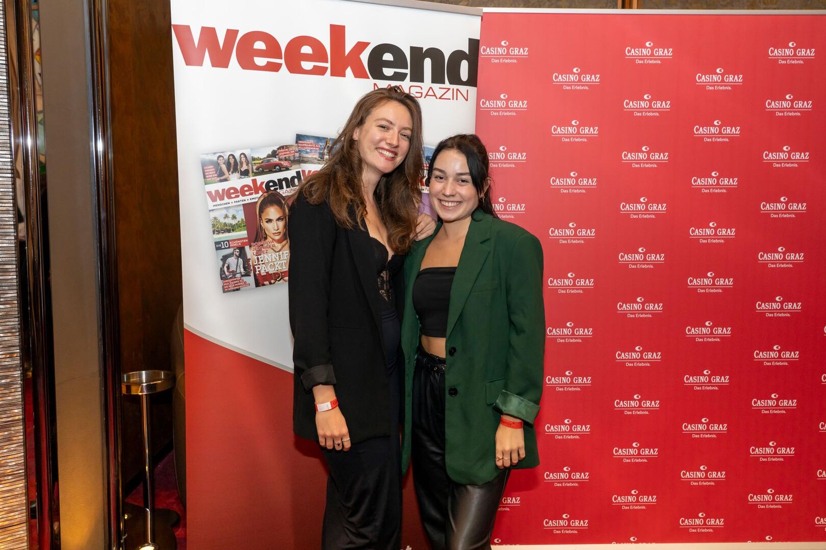 Zwei Frauen lächeln in die Kamera