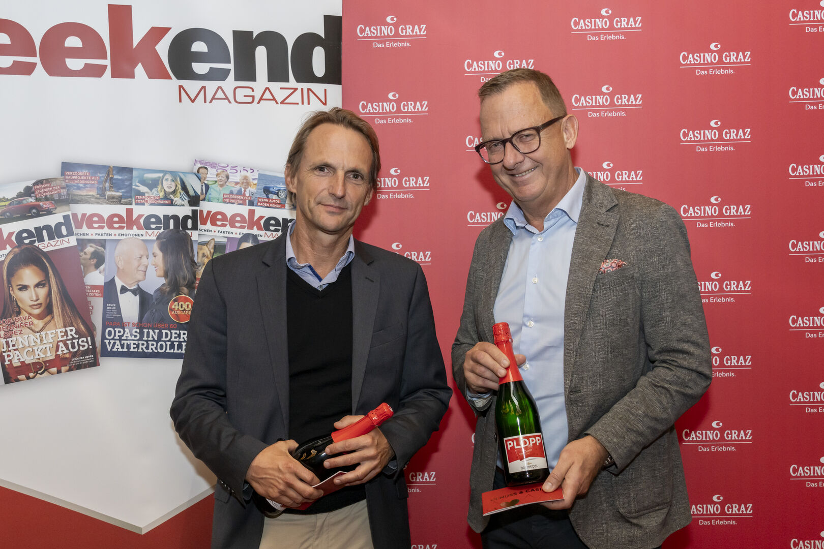 Zwei Männer posieren für ein Foto