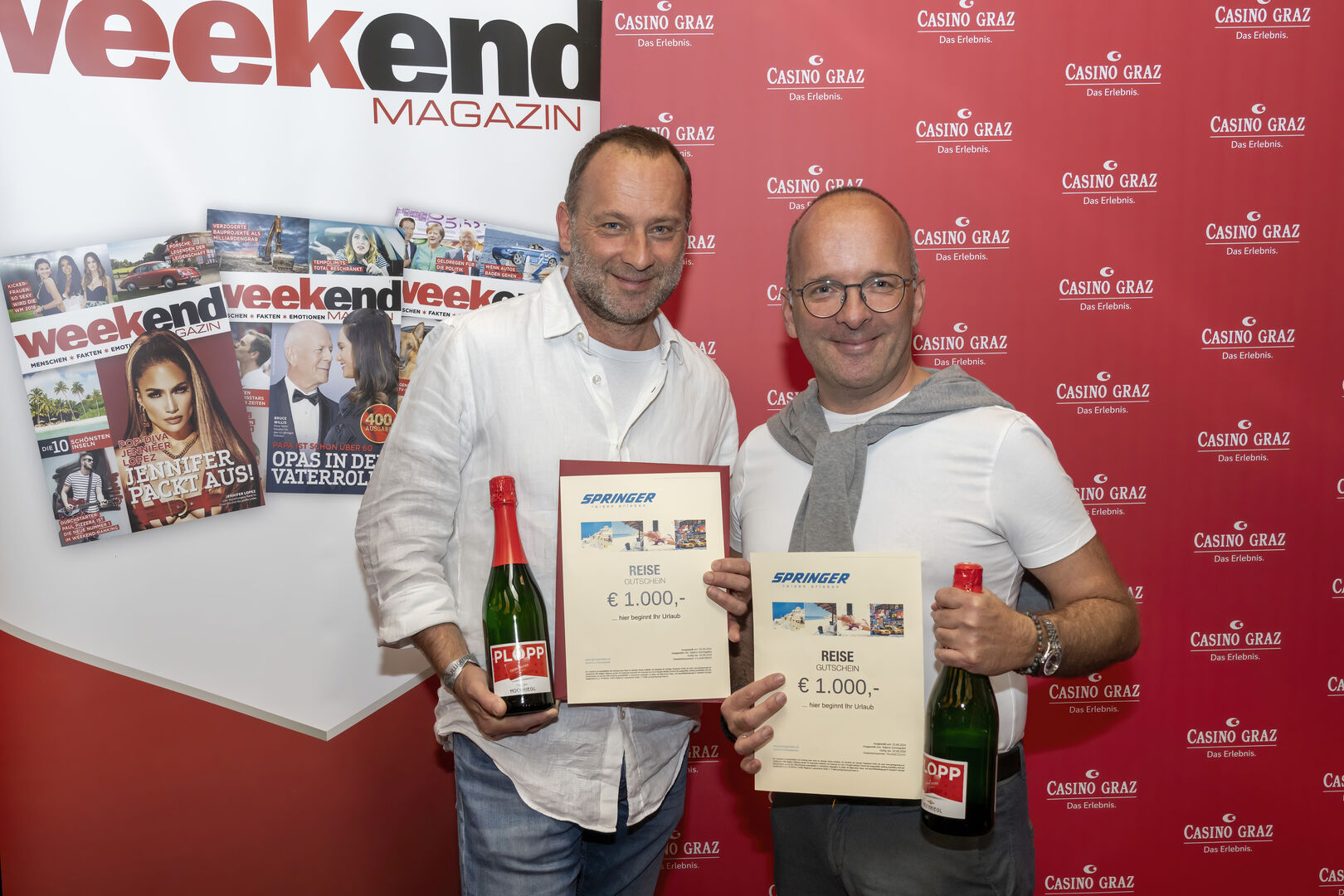 Zwei Männer posieren für die Kamera