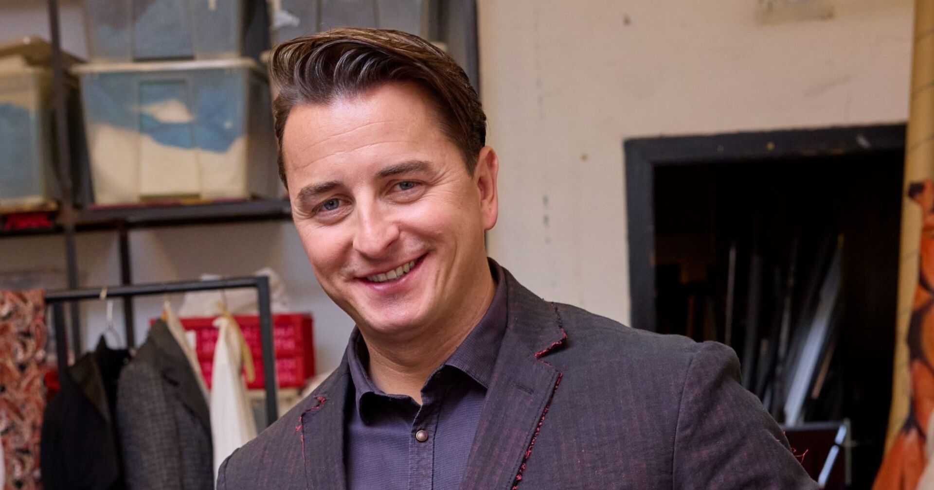 Andreas Gabalier lächelt in die Kamera.