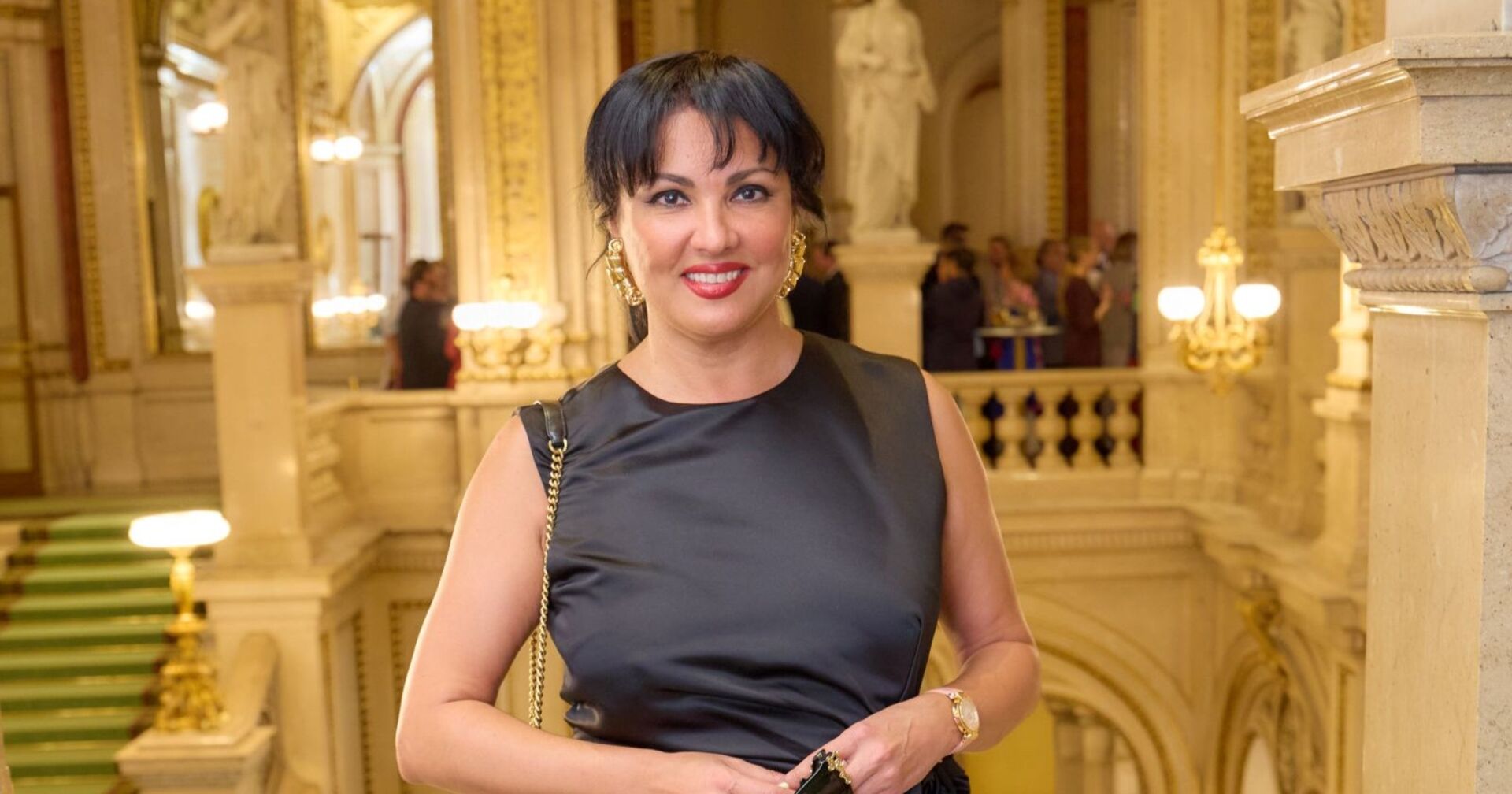 Anna Netrebko lächelt in die Kamera