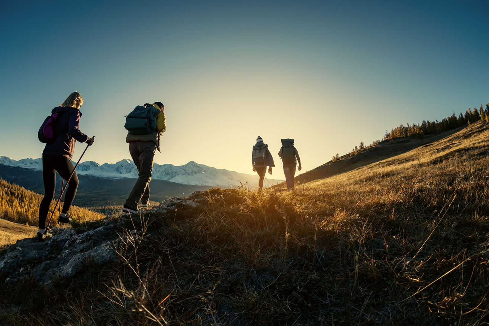 Gruppe geht wandern | Credit: iStock.com/molchanovdmitry