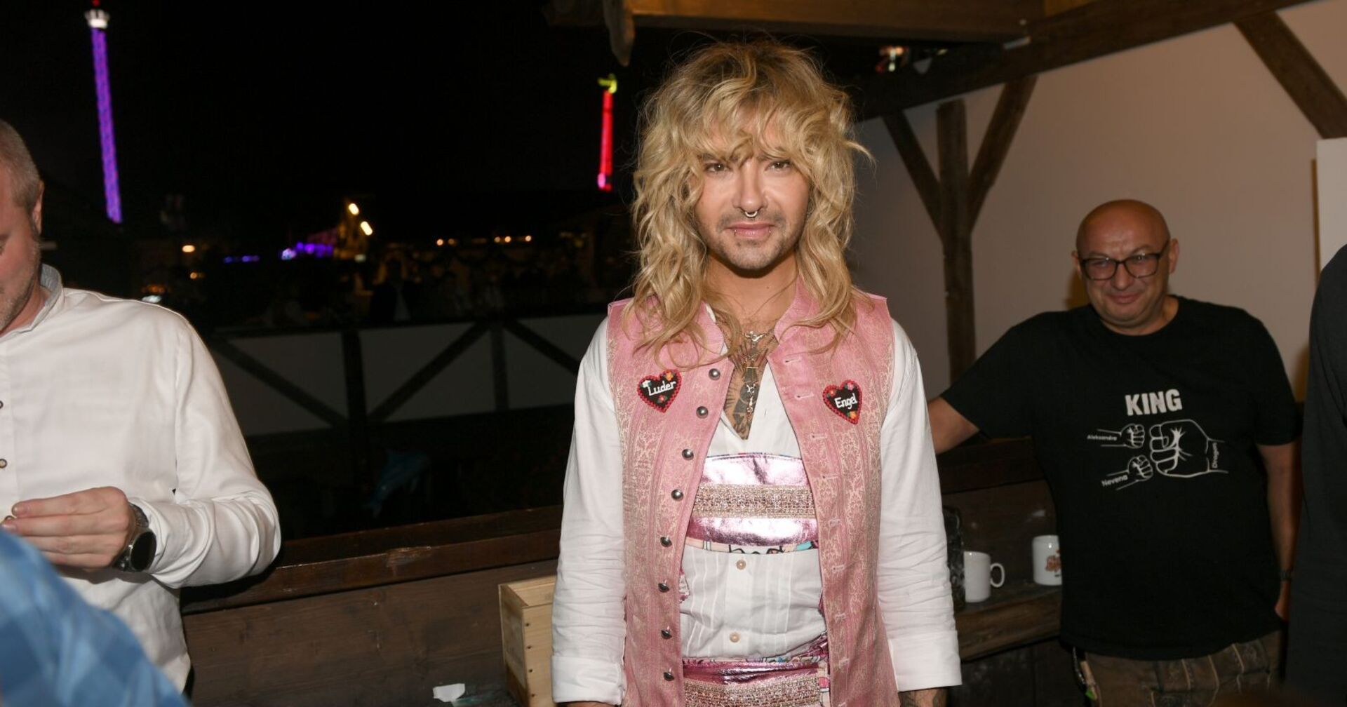 Bill Kaulitz lächelt in die Kamera