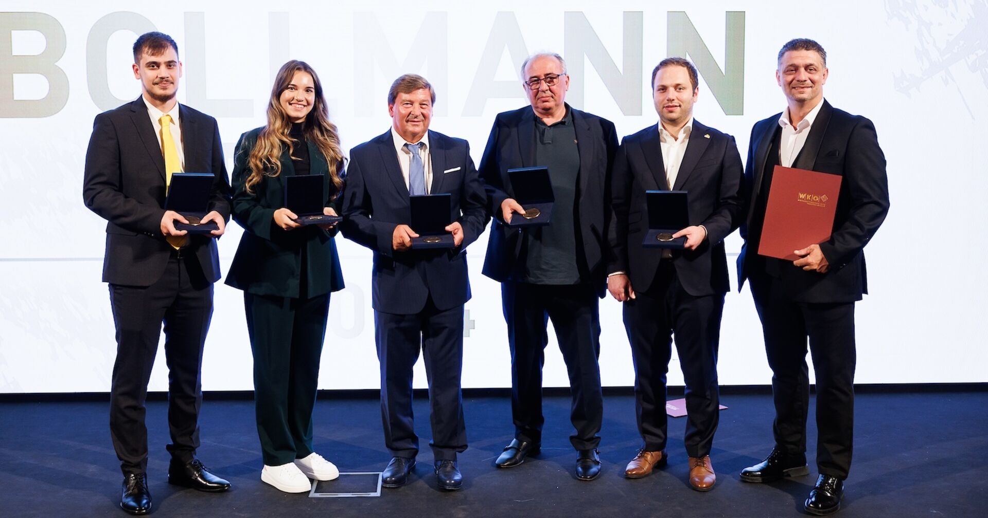 Bollmann-Preisträger mit Medaillen auf der Bühne