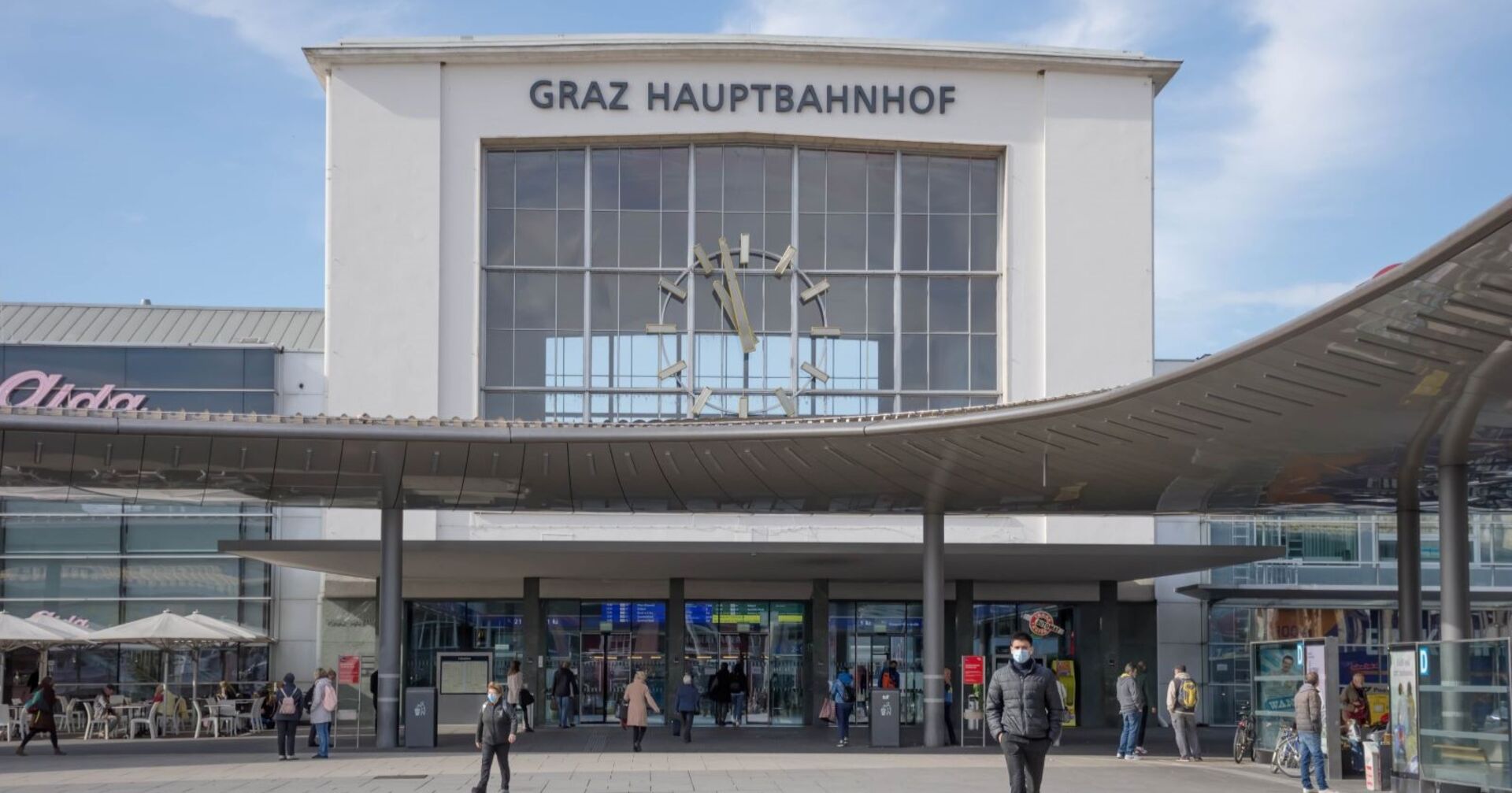 Der Grazer Hauptbahnhof von außen
