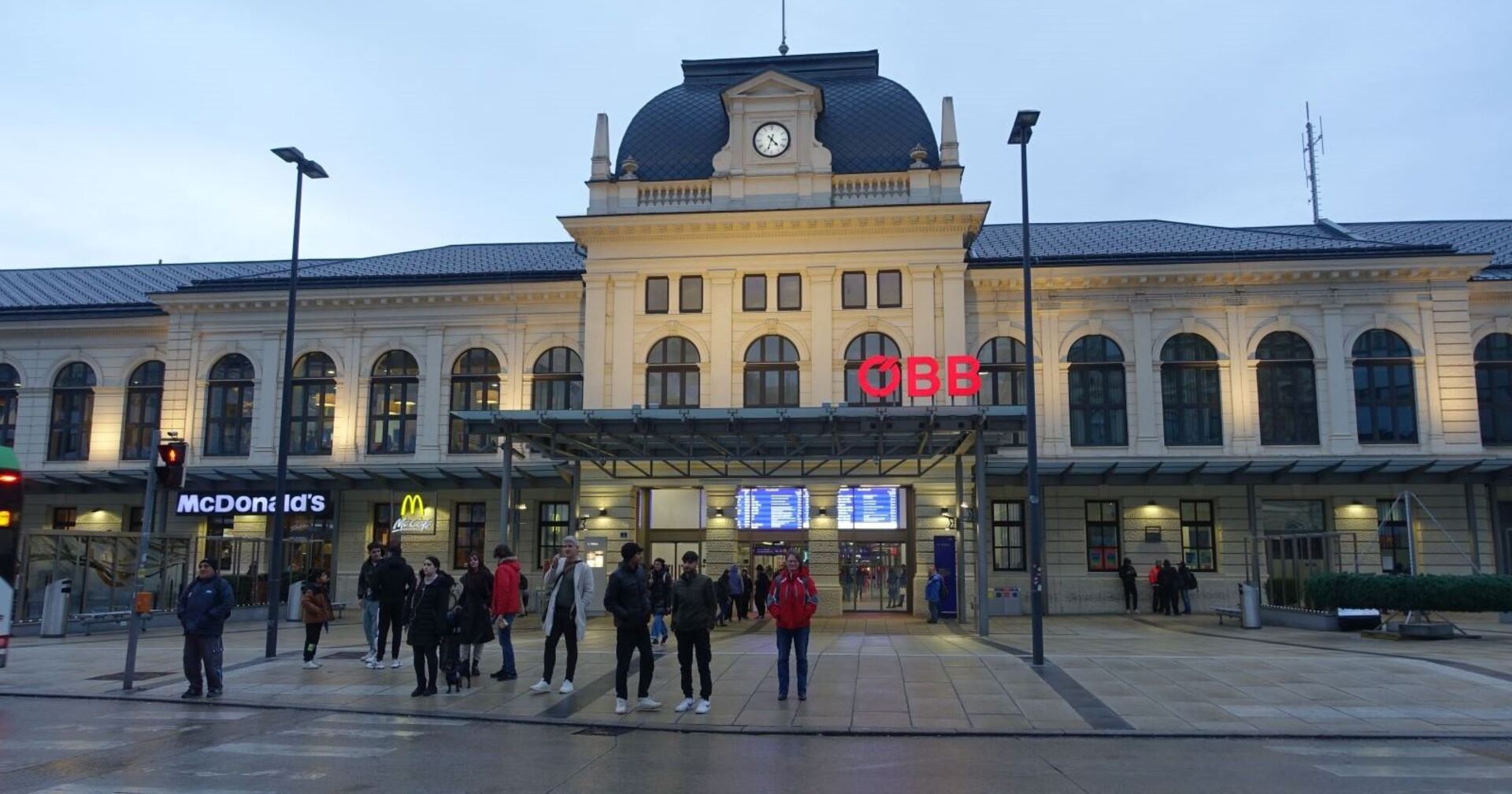 Außenansicht des Hauptbahnhofs in St. Pölten.