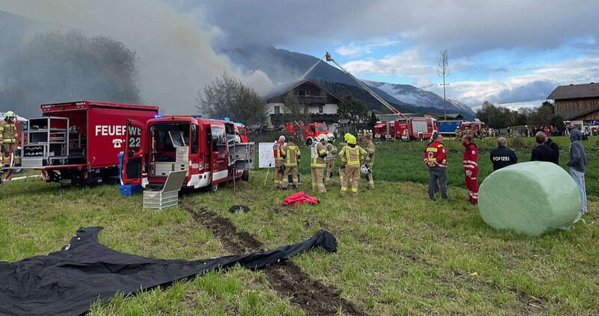 Einsatzkräfte vor Ort in Wattens.