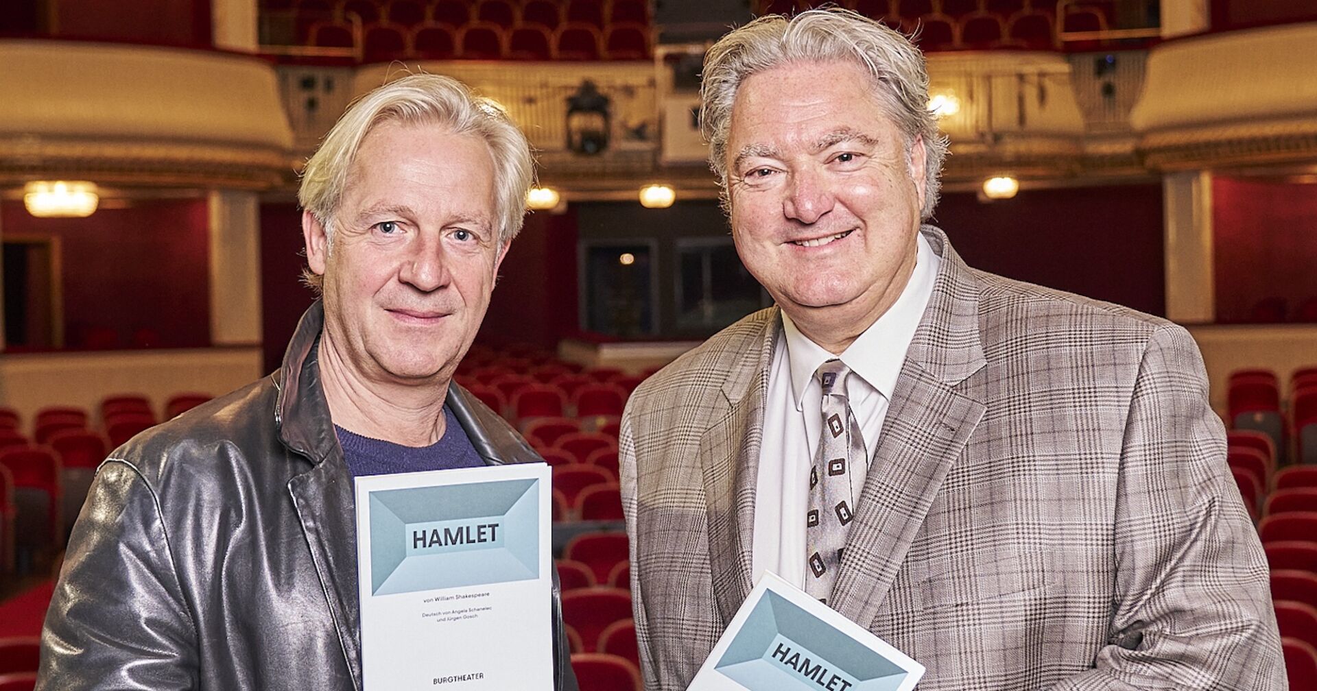 Zwei Männer mit Folder im Burgtheater