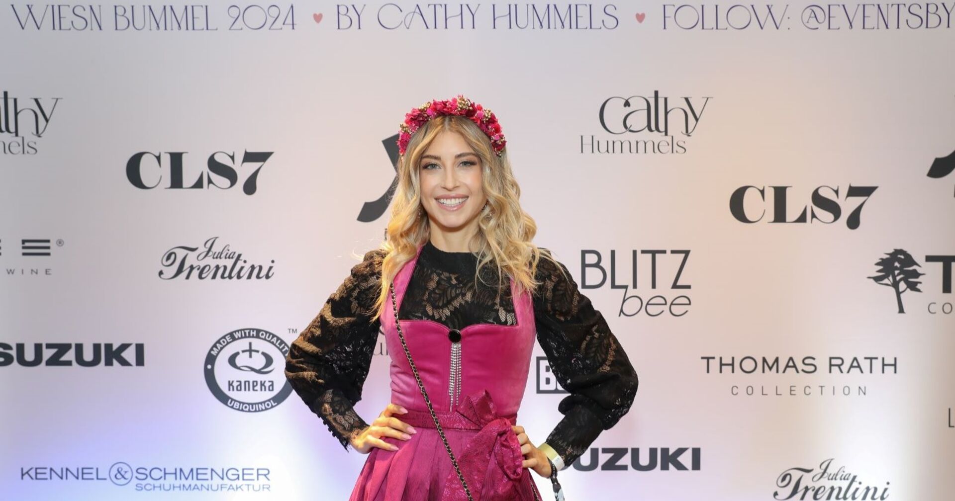 Cathy Hummels posiert mit Blumenkranz im Haar.