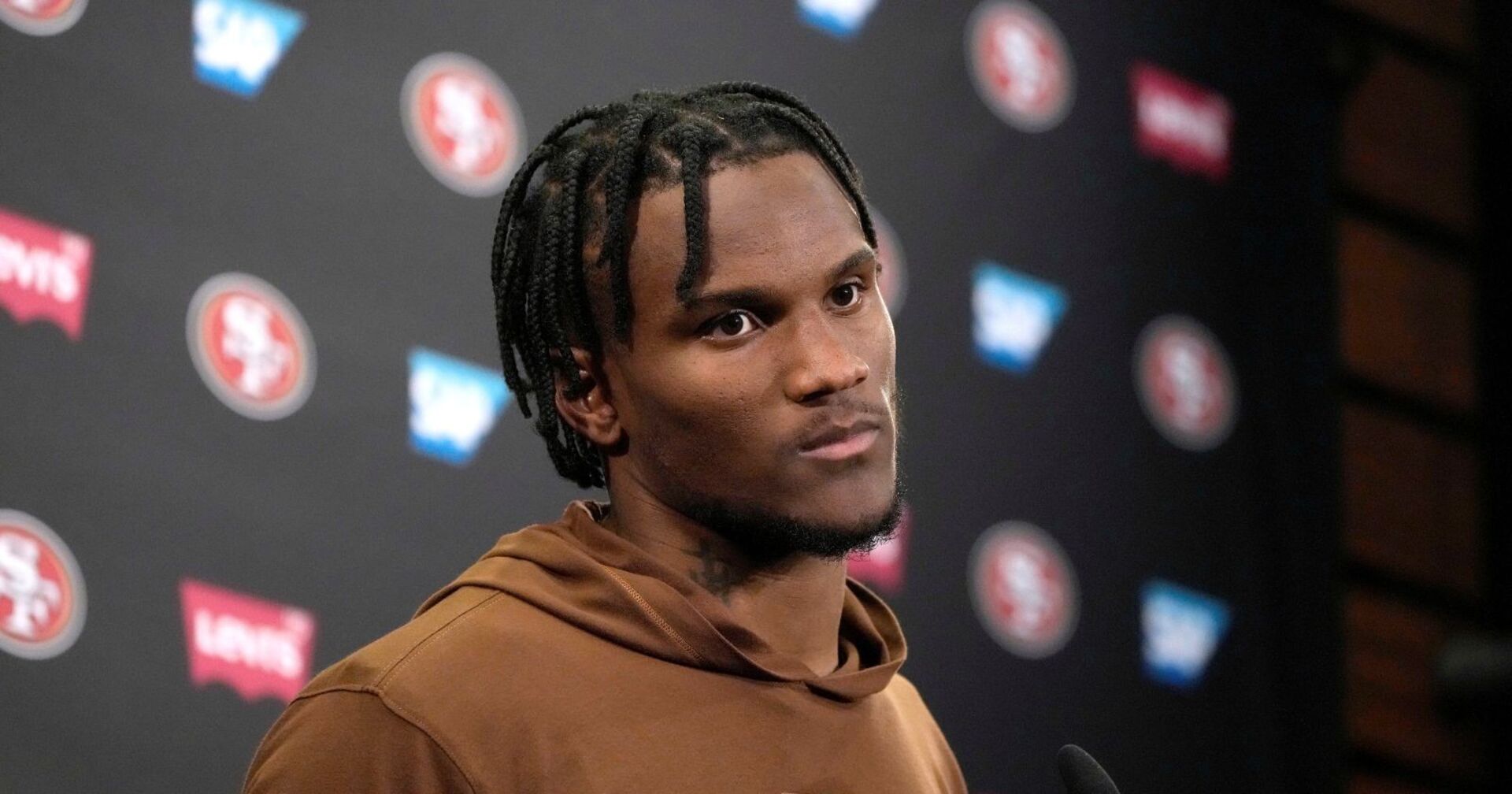 Charvarius Ward bei einer Presekonferenz