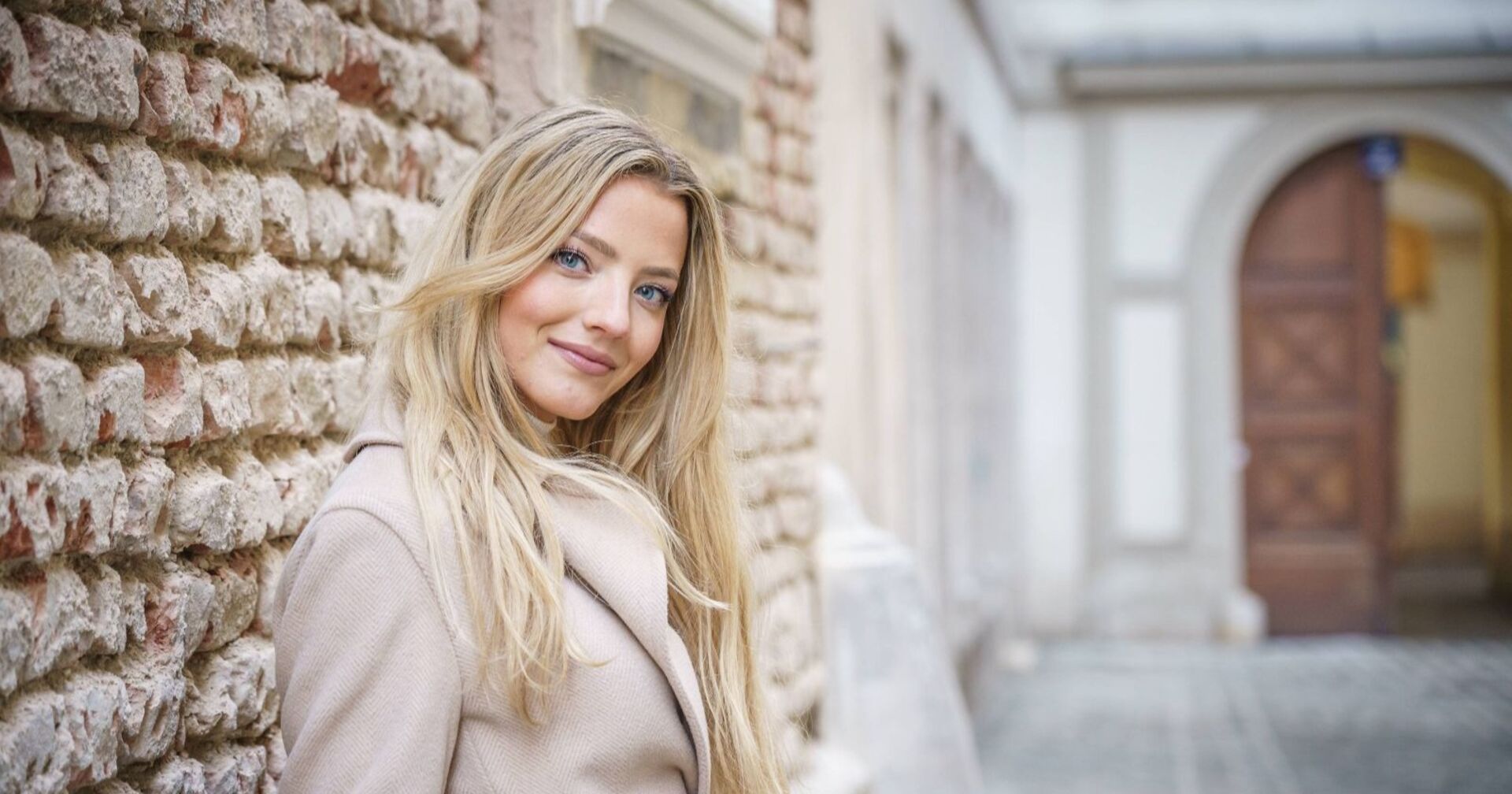 Chiara Pisati lehnt gegen eine Wand