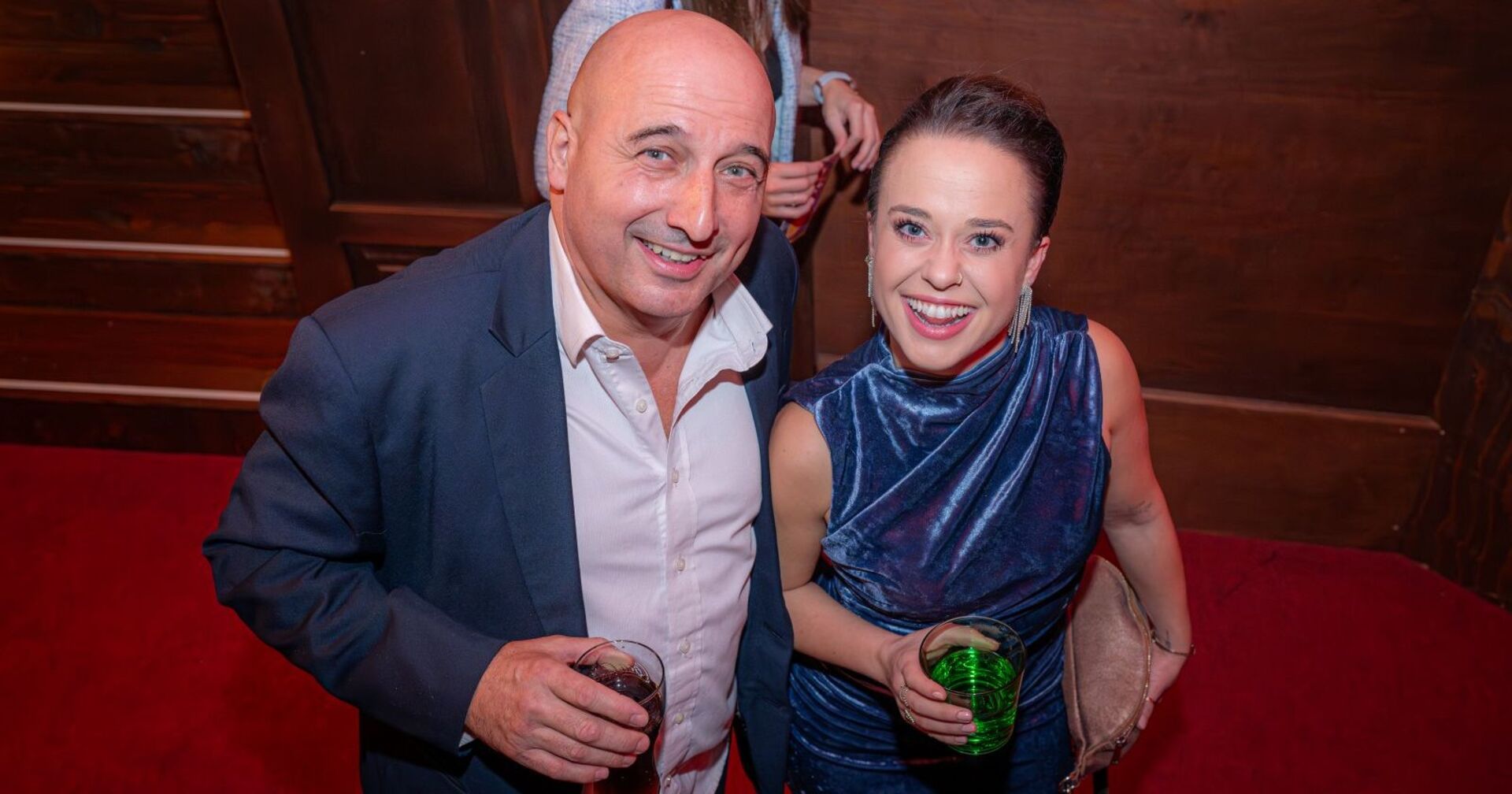 Christoph Fälbl und Michelle Härle lachen auf dem roten Teppich