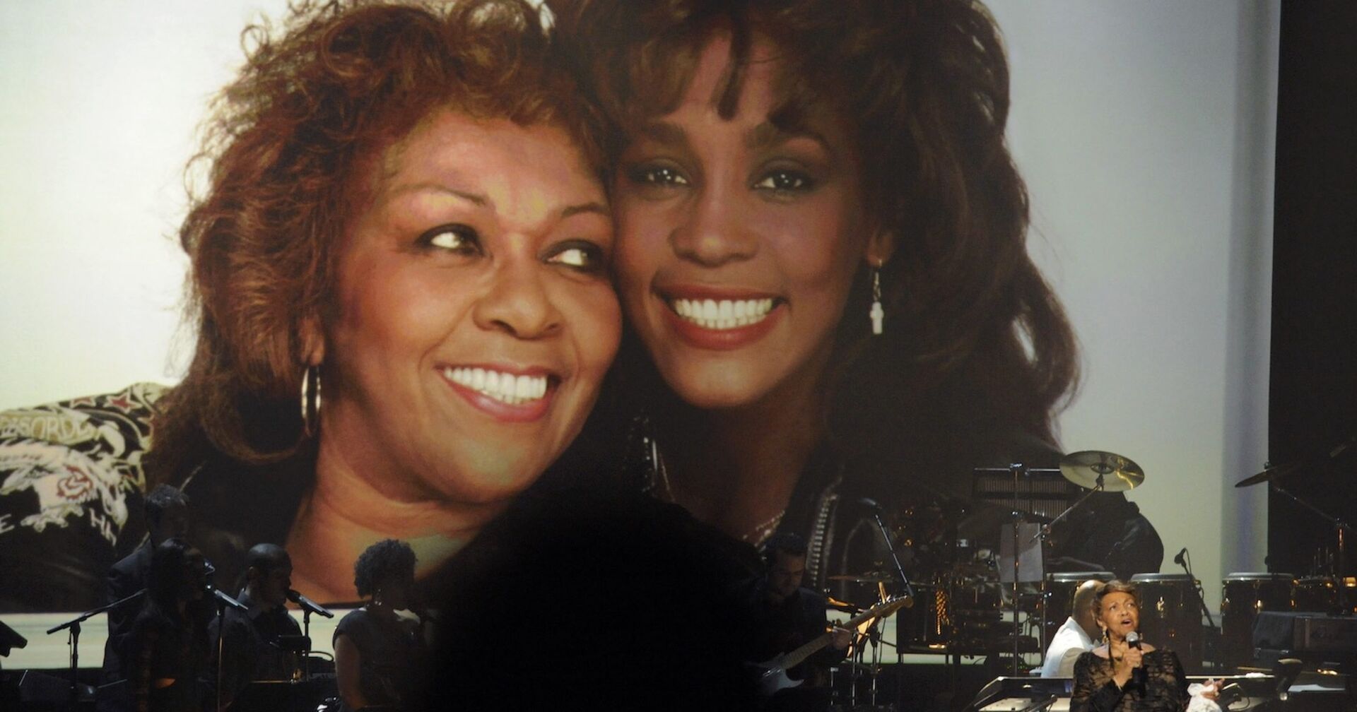 Ein großes Foto von Cissy und Whitney Houston auf einer Leinwand.