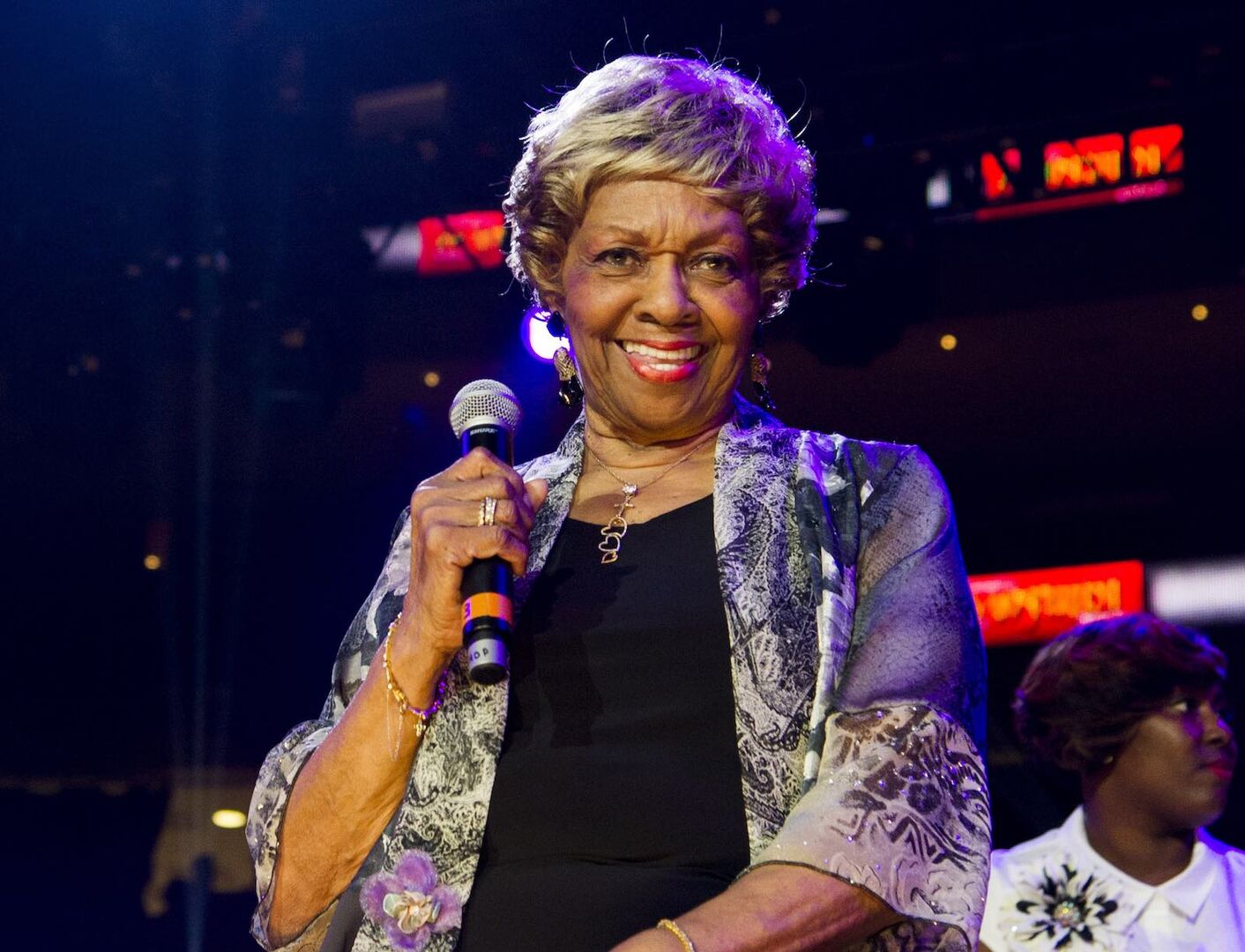 Cissy Houston lächelnd auf der Bühne.