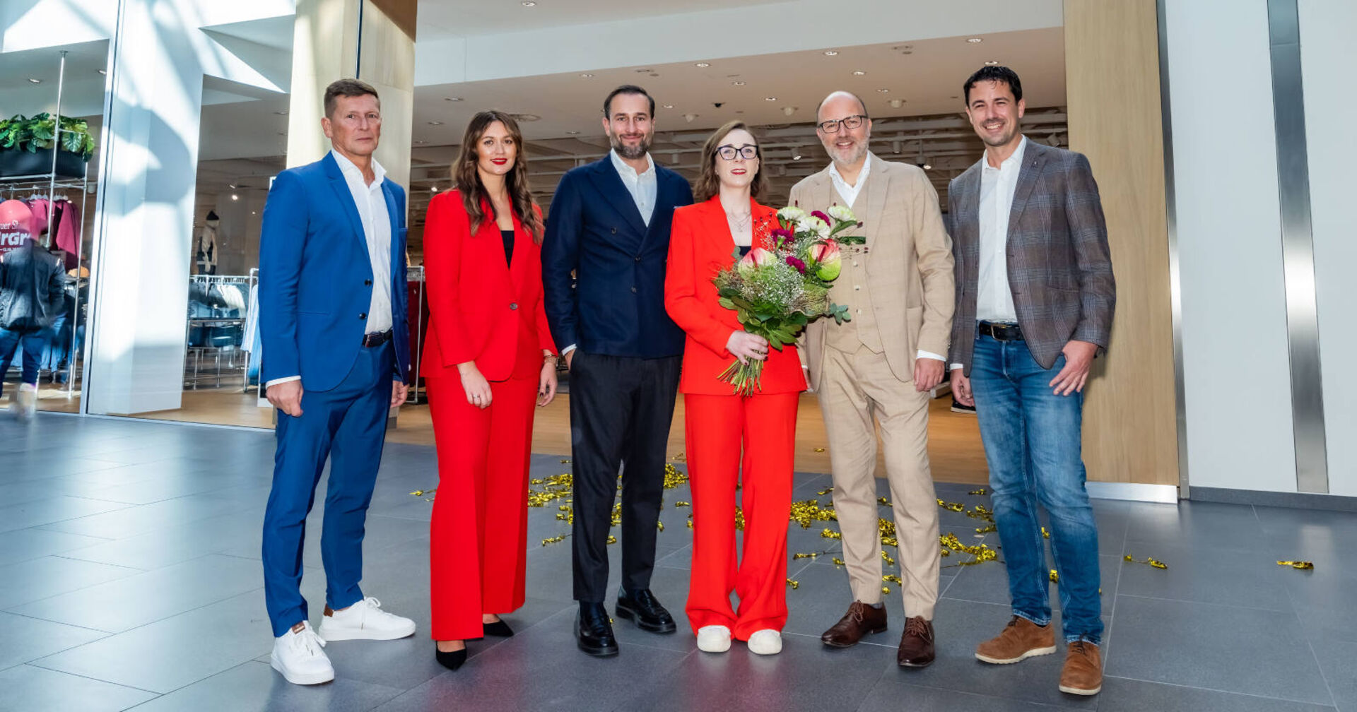 Mehrere Frauen und Männer posieren für ein Foto