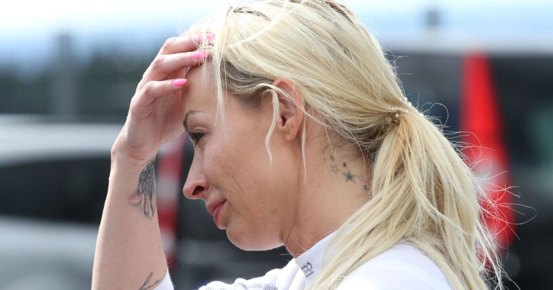 Cora Schumacher fasst sich an die Stirn