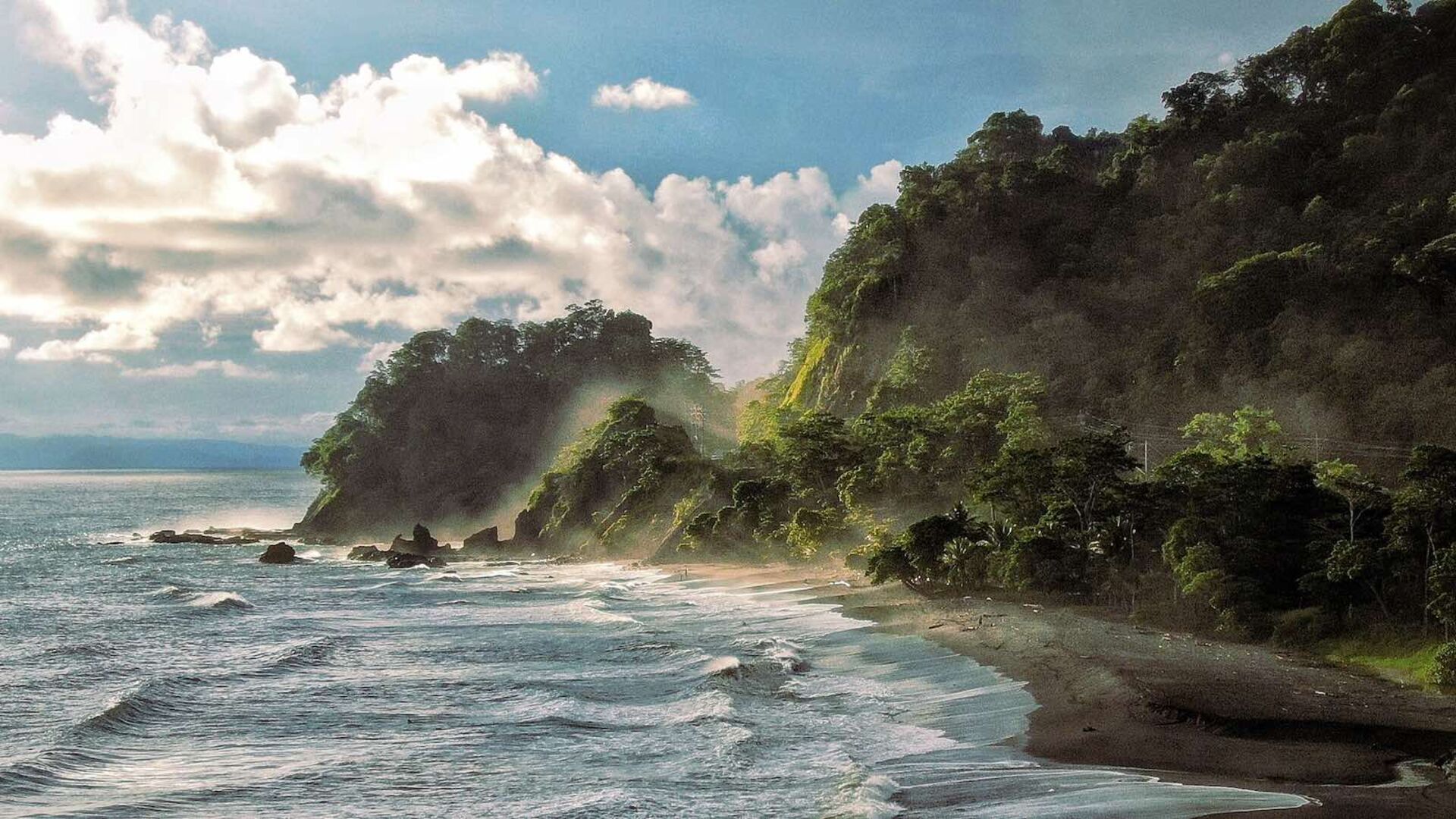 Regenwald und Strand in Costa Rica.