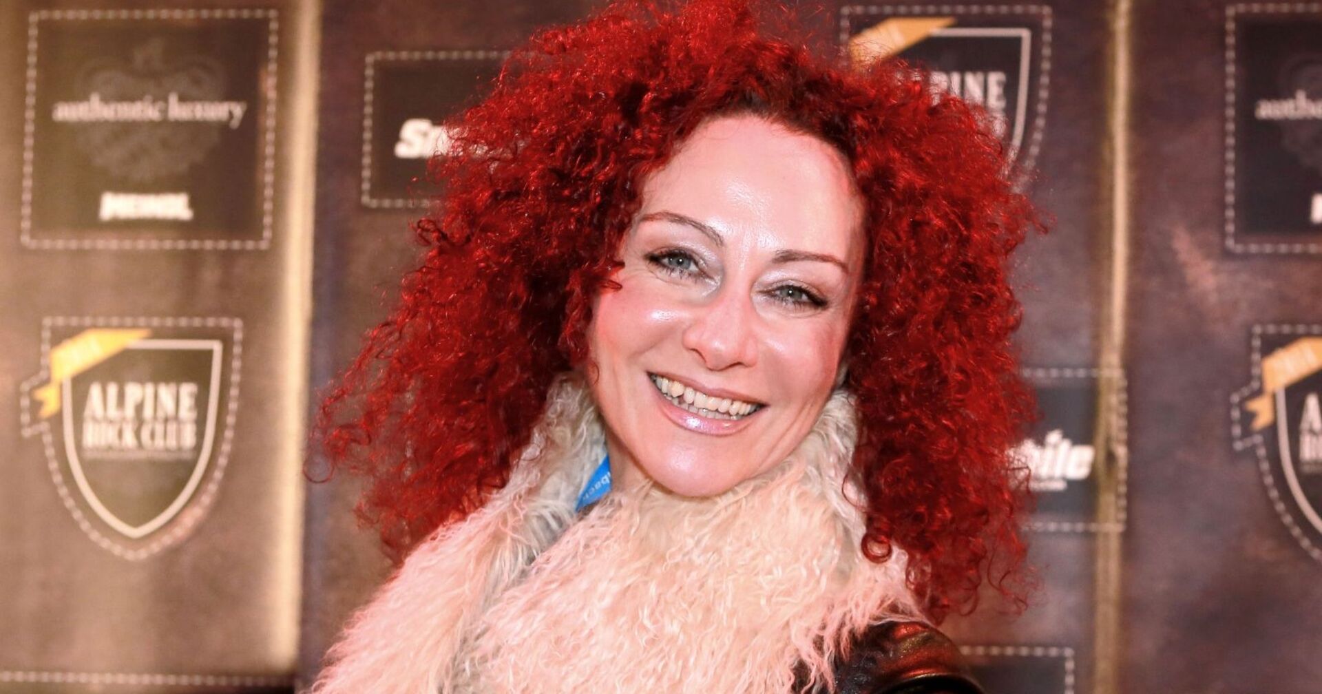 Mausi Lugner lächelt in die Kamera mit einem Pelz.