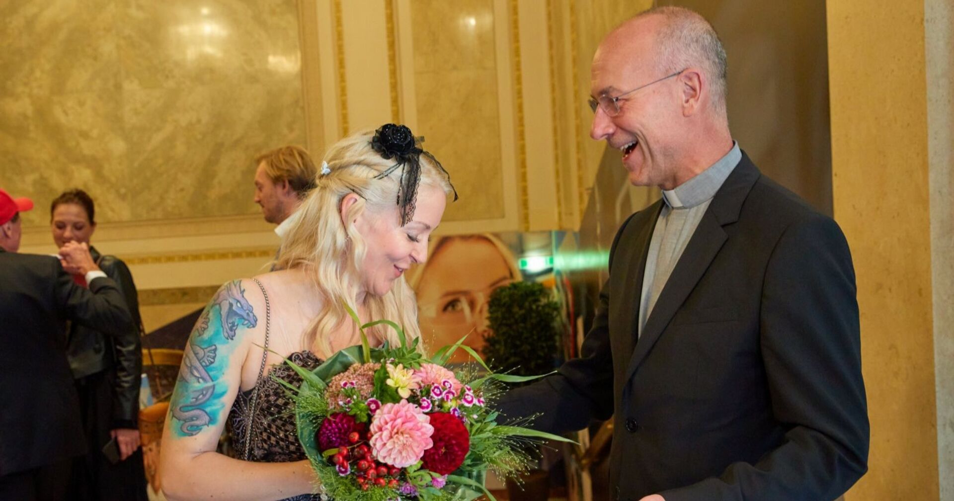 Simone Lugner neigt Kopf vor Dompfarrer Toni Faber.