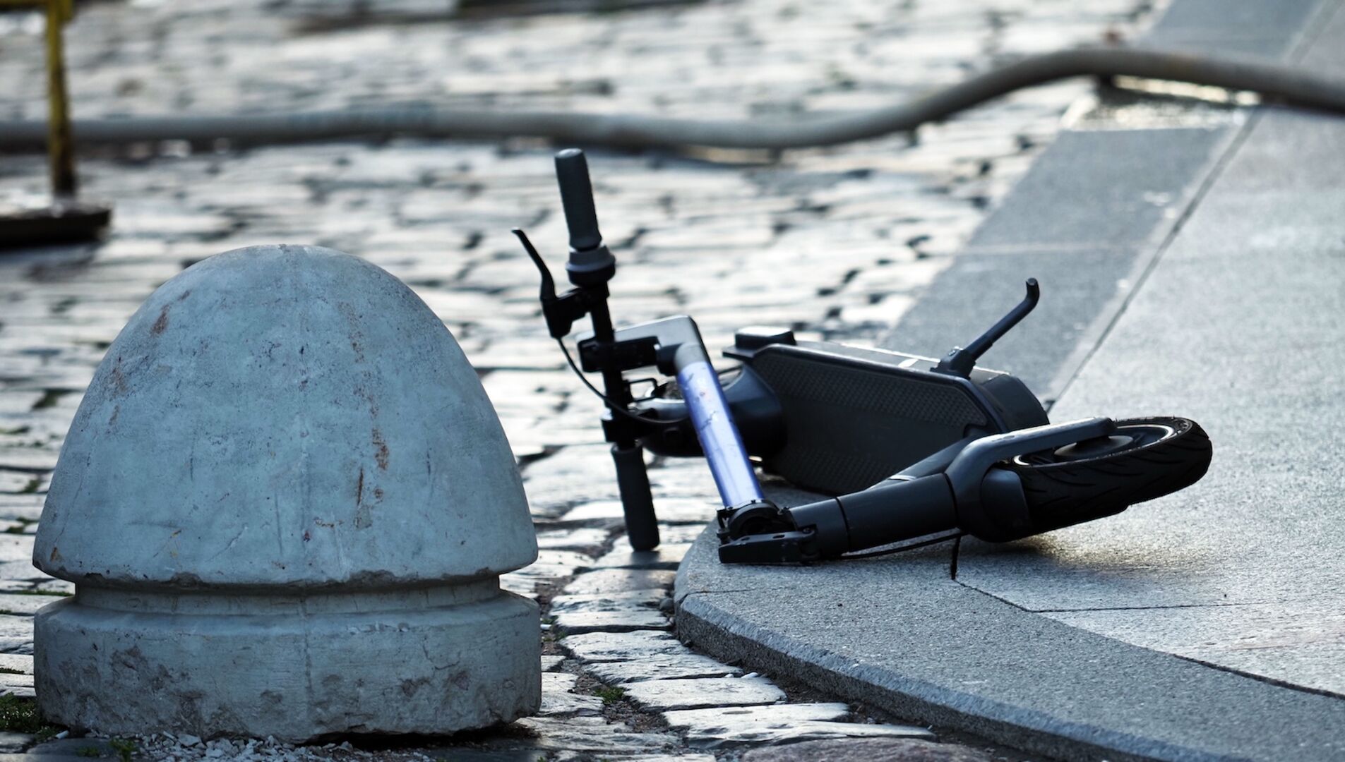 E-Scooter liegt am Boden