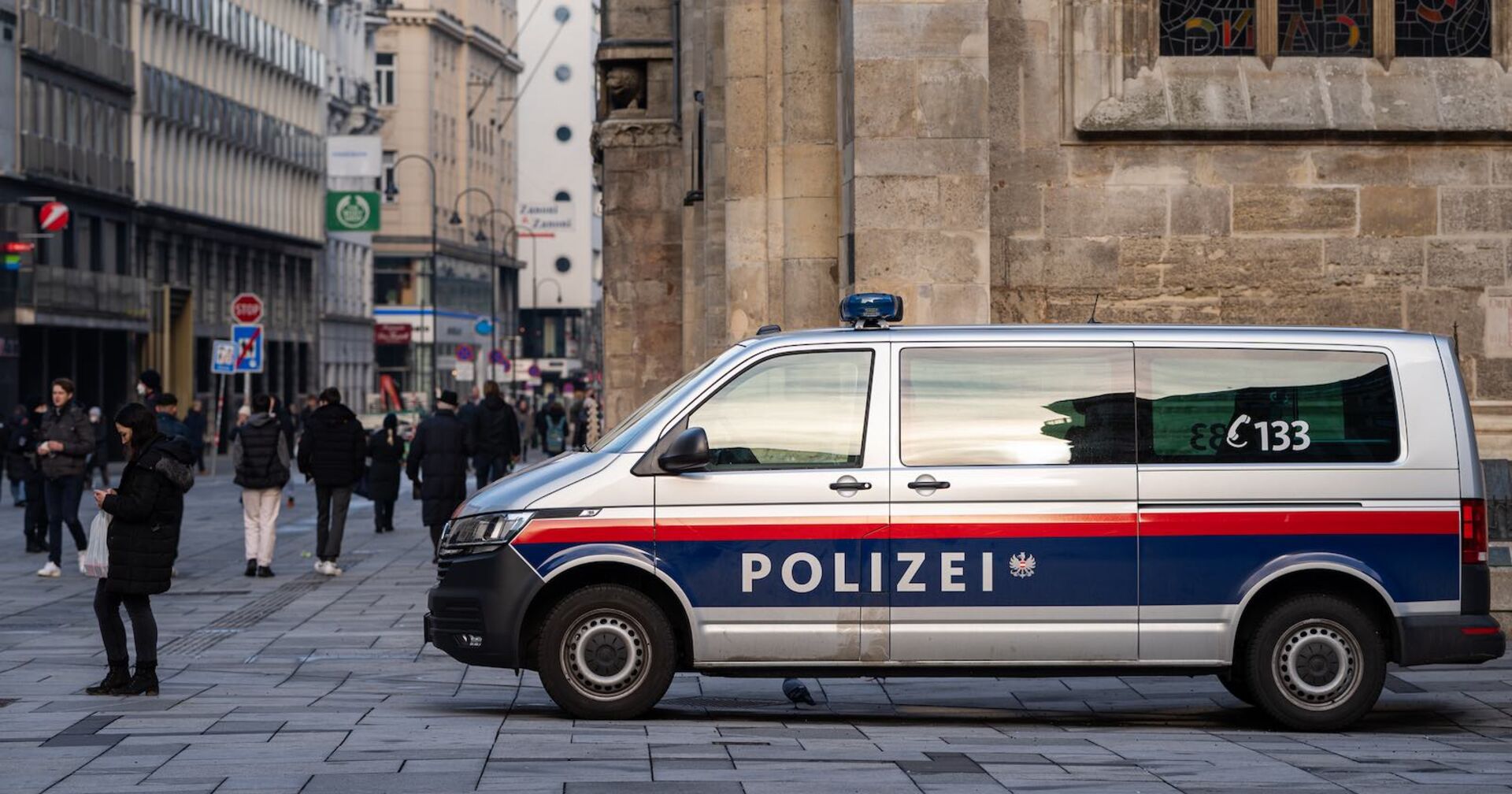 Ein Polizeiauto in einer Stadt.