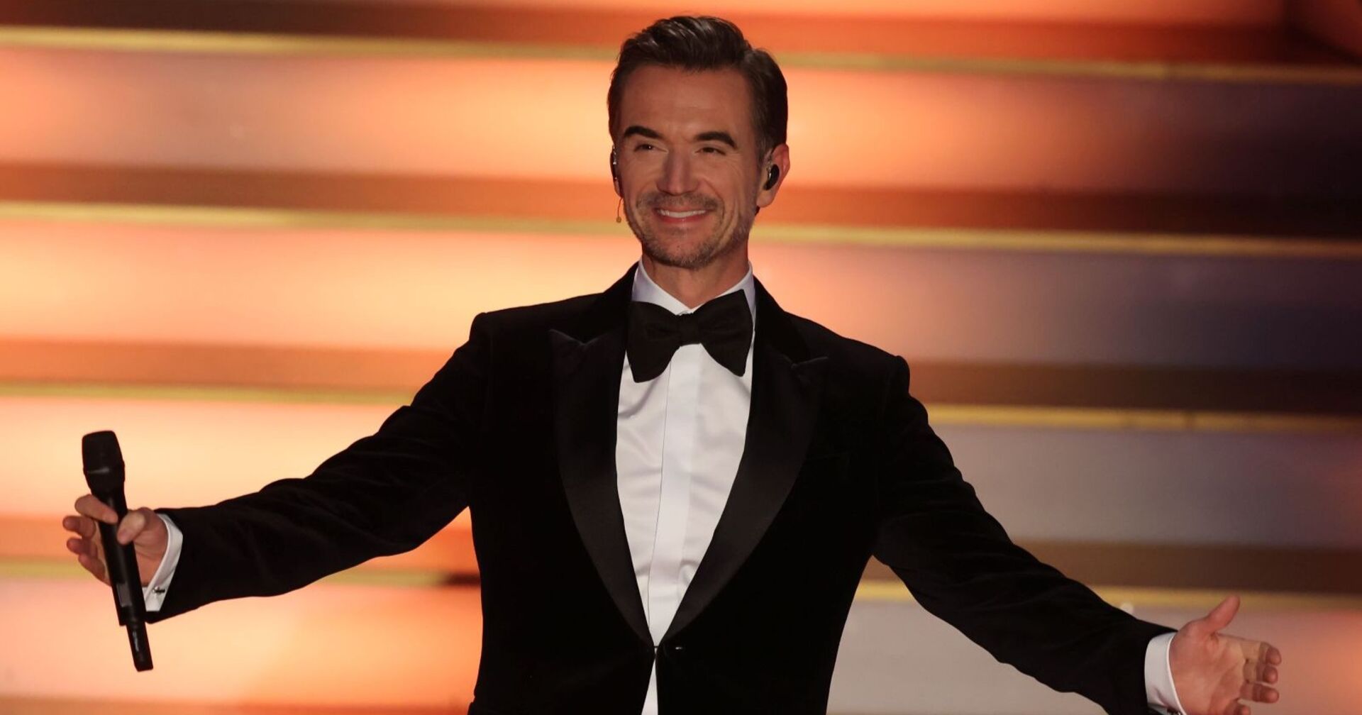 Florian Silbereisen mit offenen Armen auf der Bühne